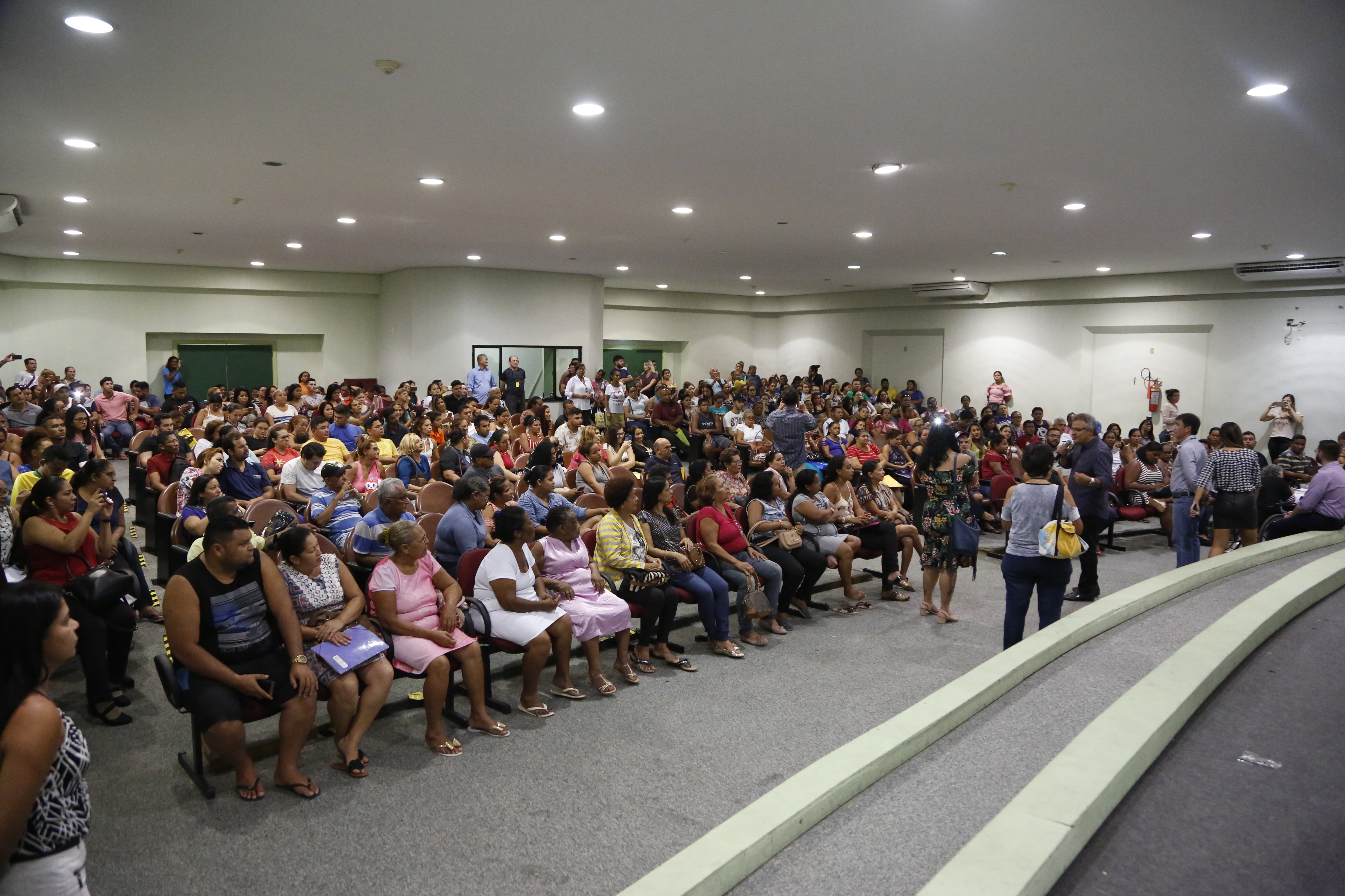 Famílias contempladas assinam os contratos dos imóveis