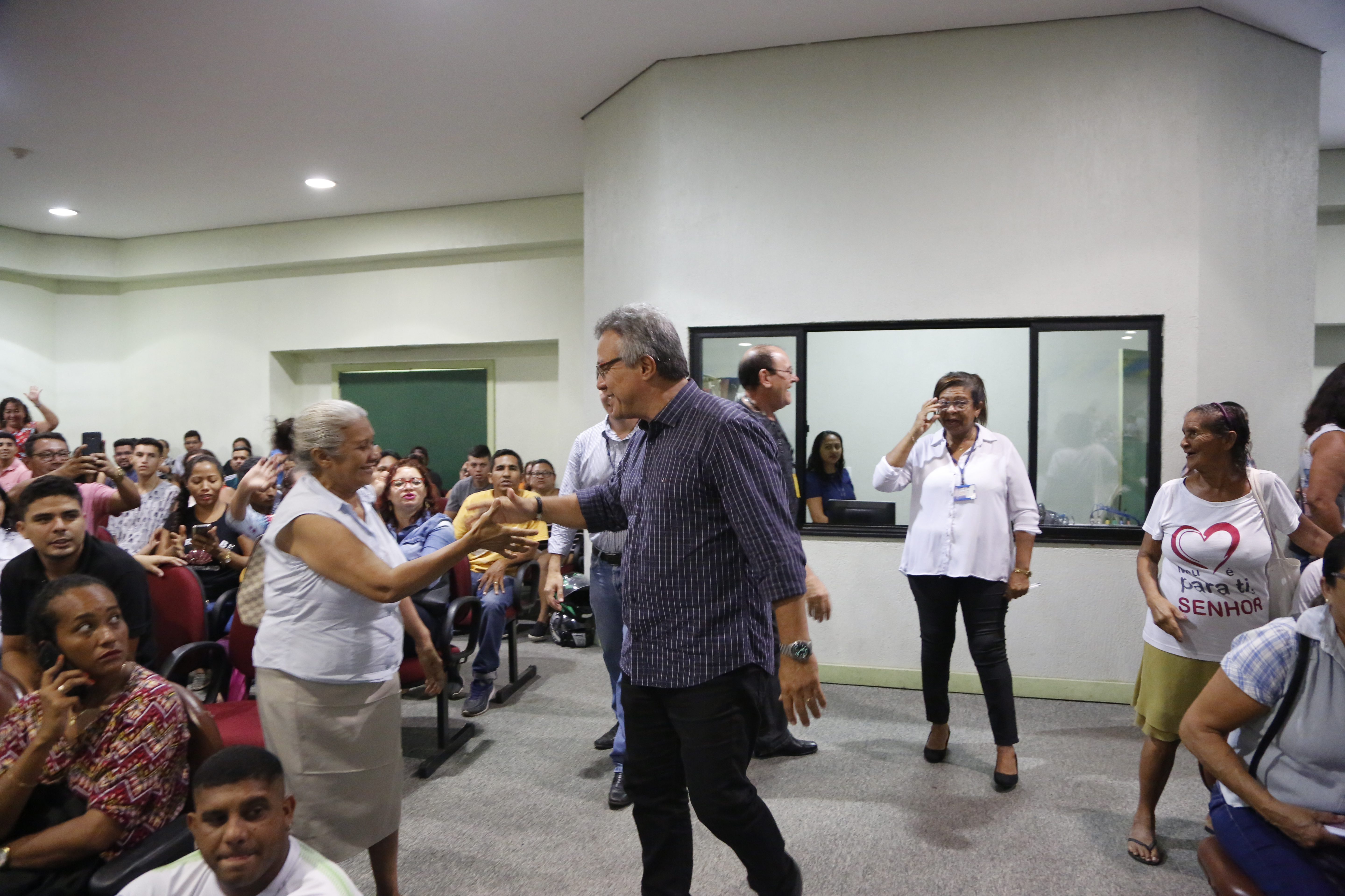 Famílias contempladas assinam os contratos dos imóveis