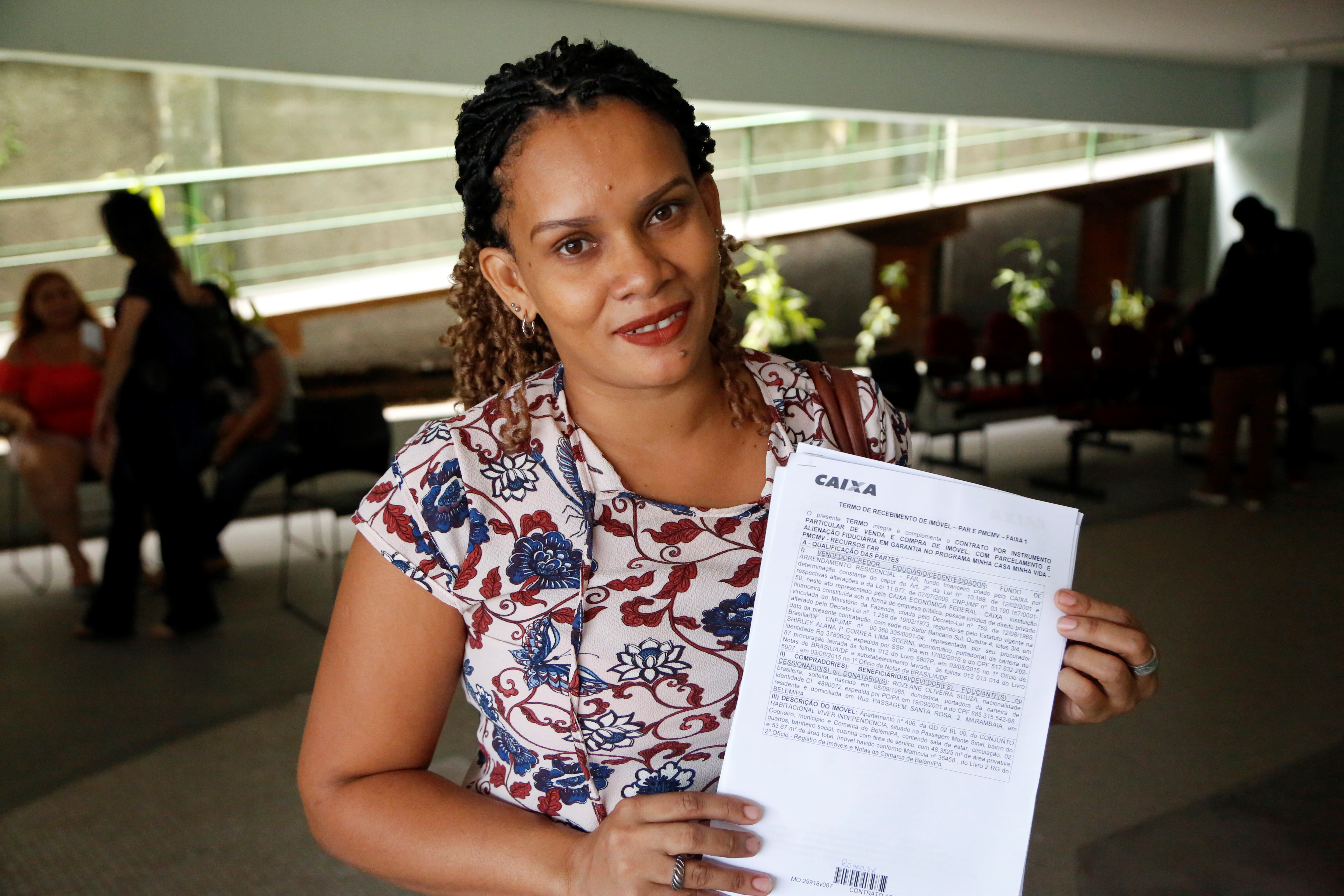Famílias contempladas assinam os contratos dos imóveis