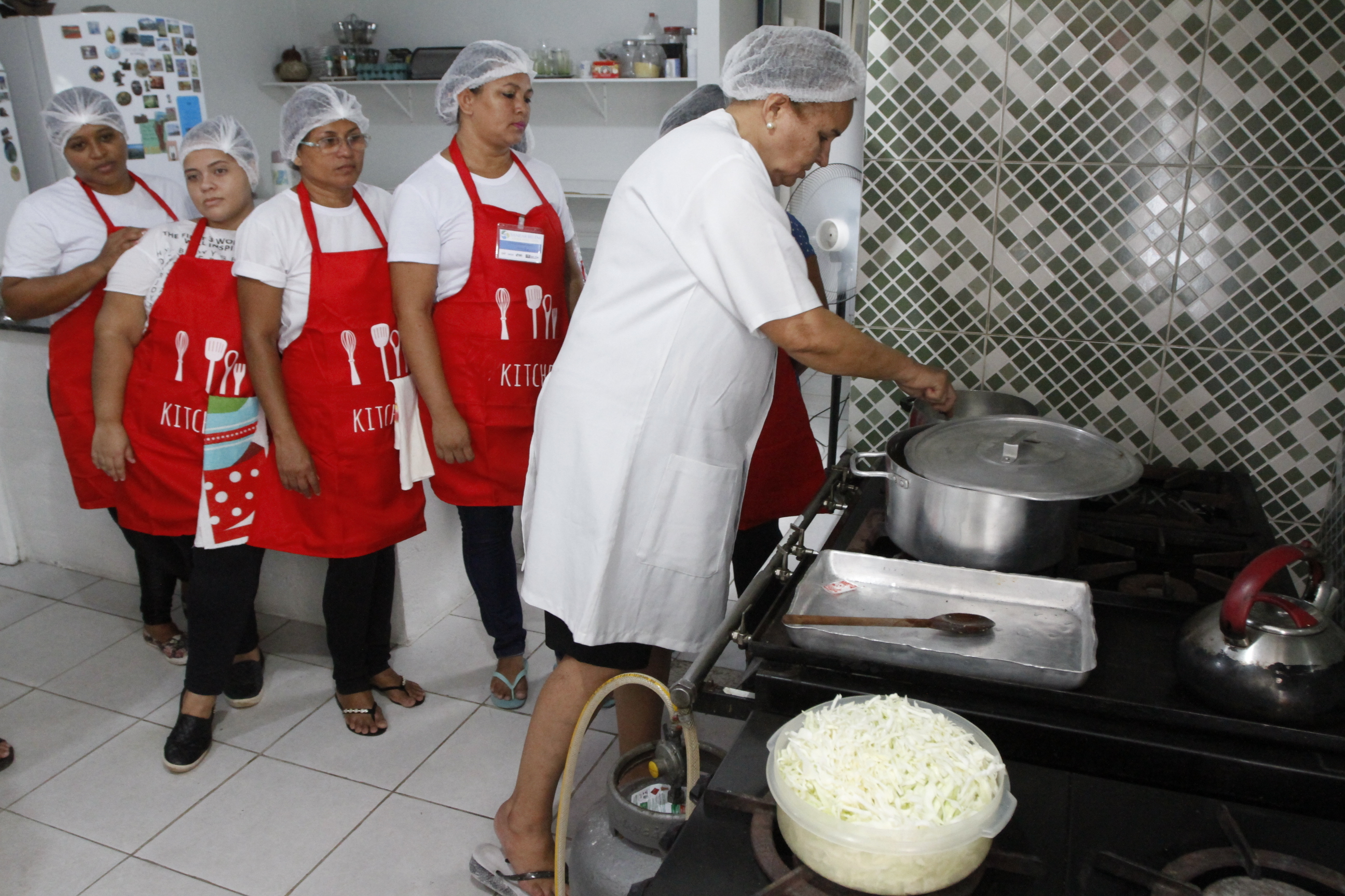 Curso de culinária é nova oportunidade de qualificação para moradores da Cremação