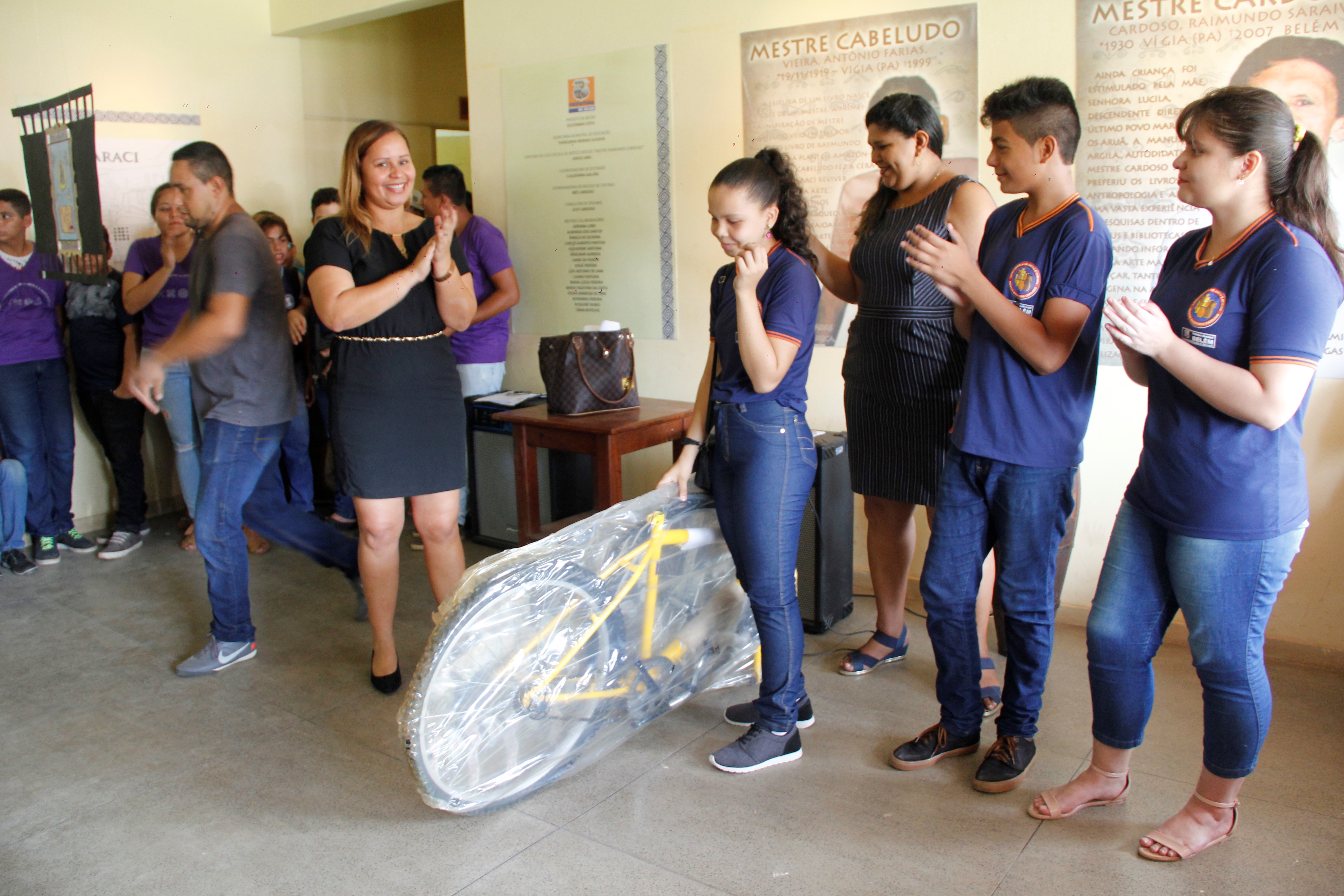 Pesquisa de alunos vira exposição e ganha selo dos Correios