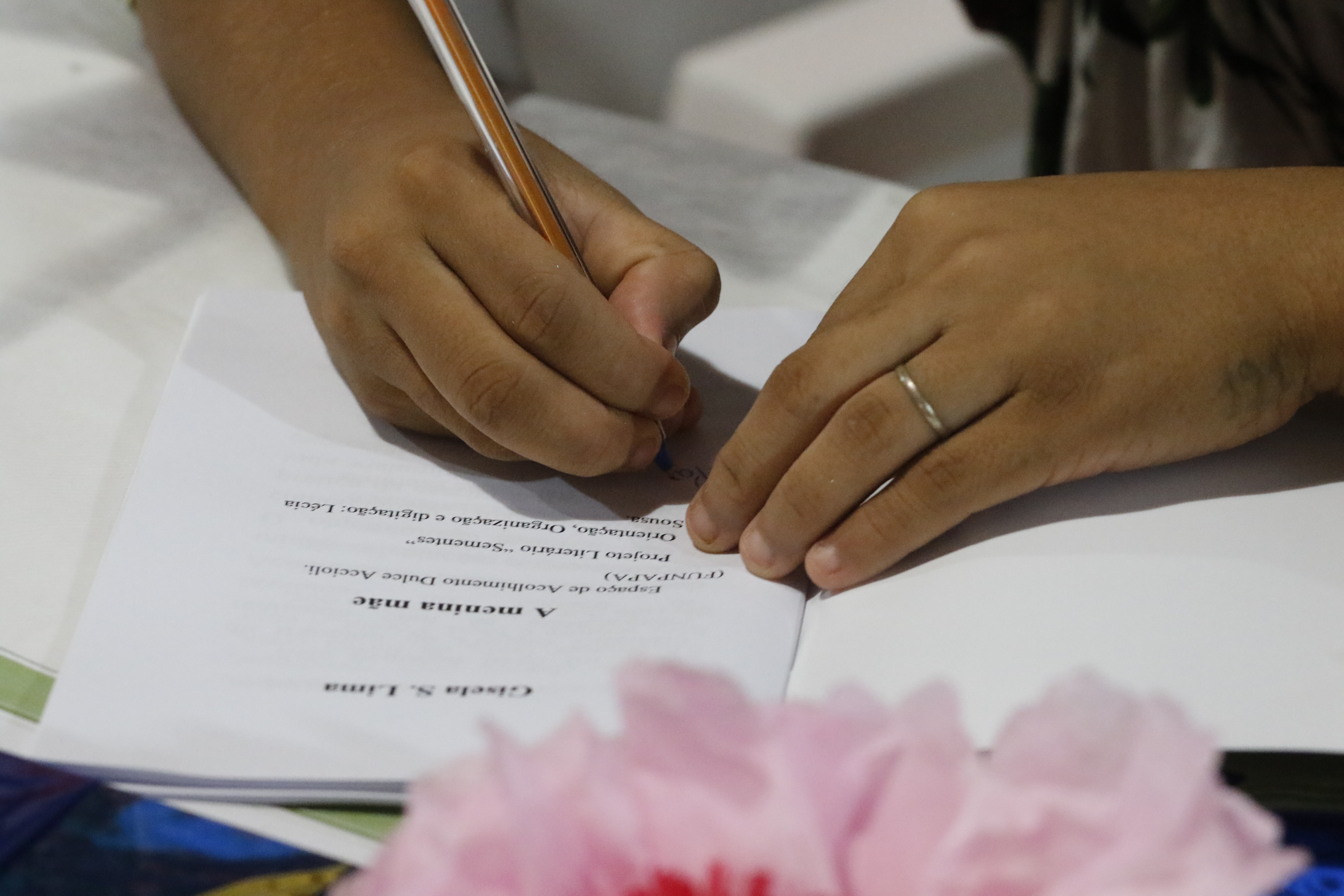 Jovens acolhidas em abrigo da Prefeitura relatam suas histórias em livros