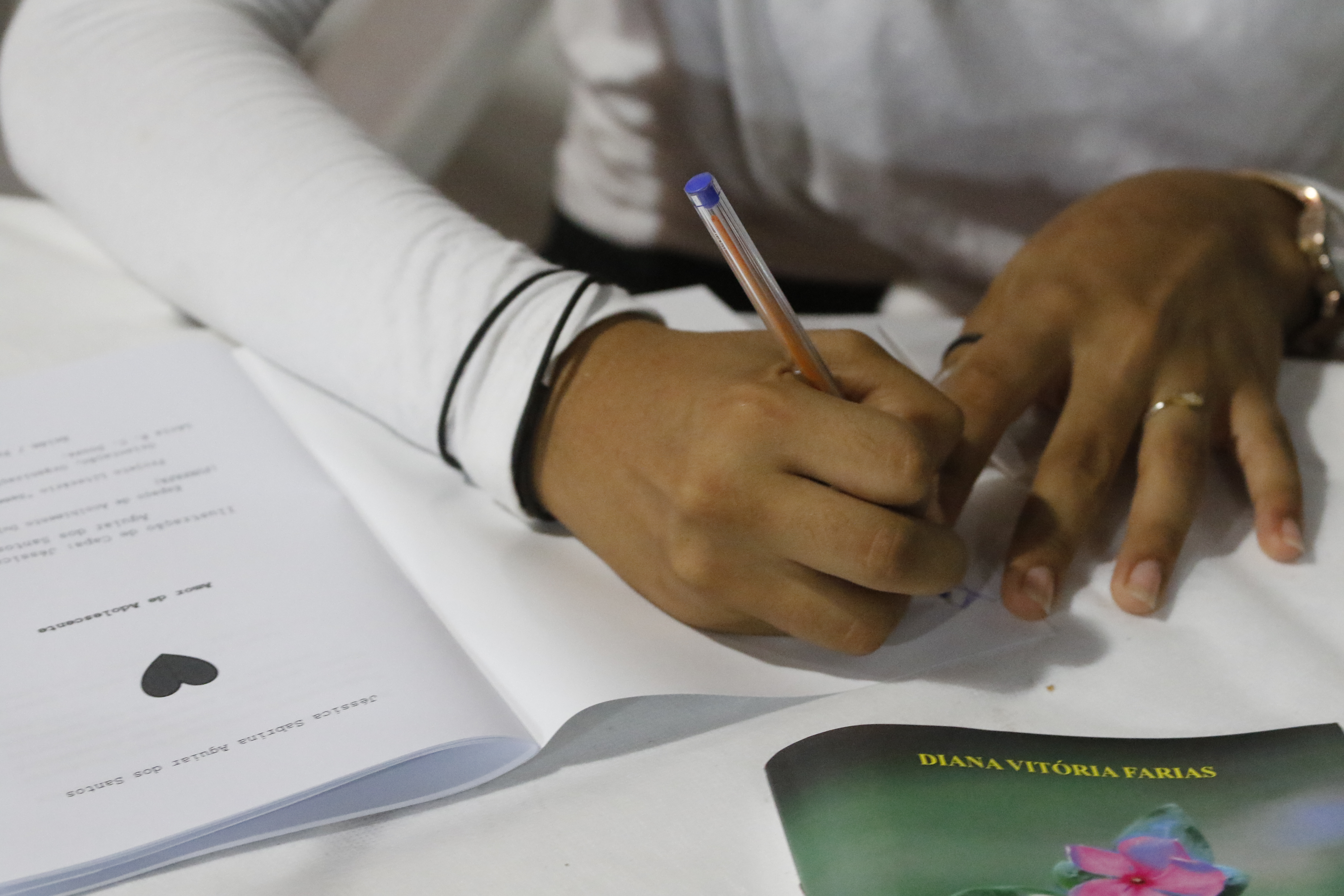 Jovens acolhidas em abrigo da Prefeitura relatam suas histórias em livros