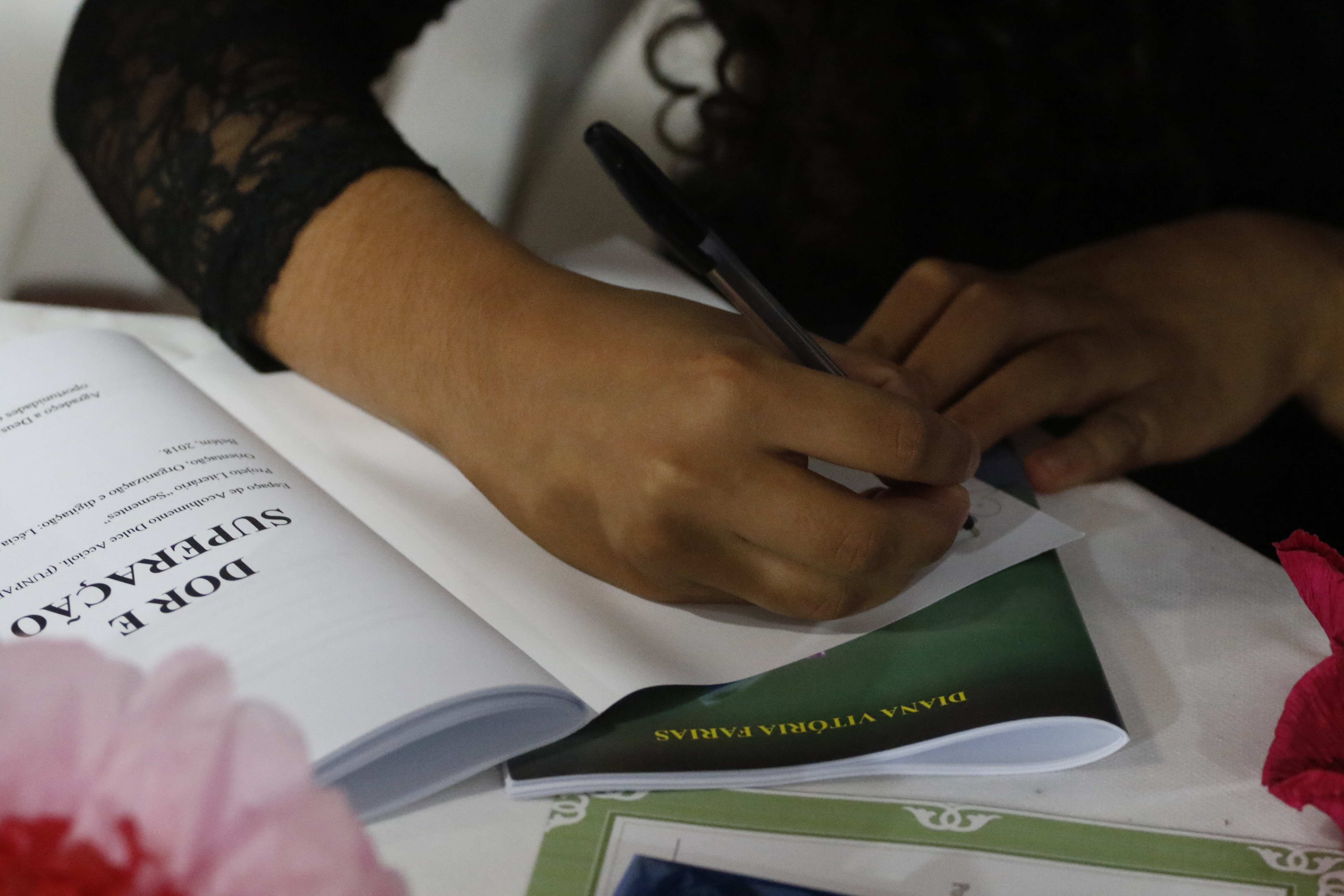 Jovens acolhidas em abrigo da Prefeitura relatam suas histórias em livros