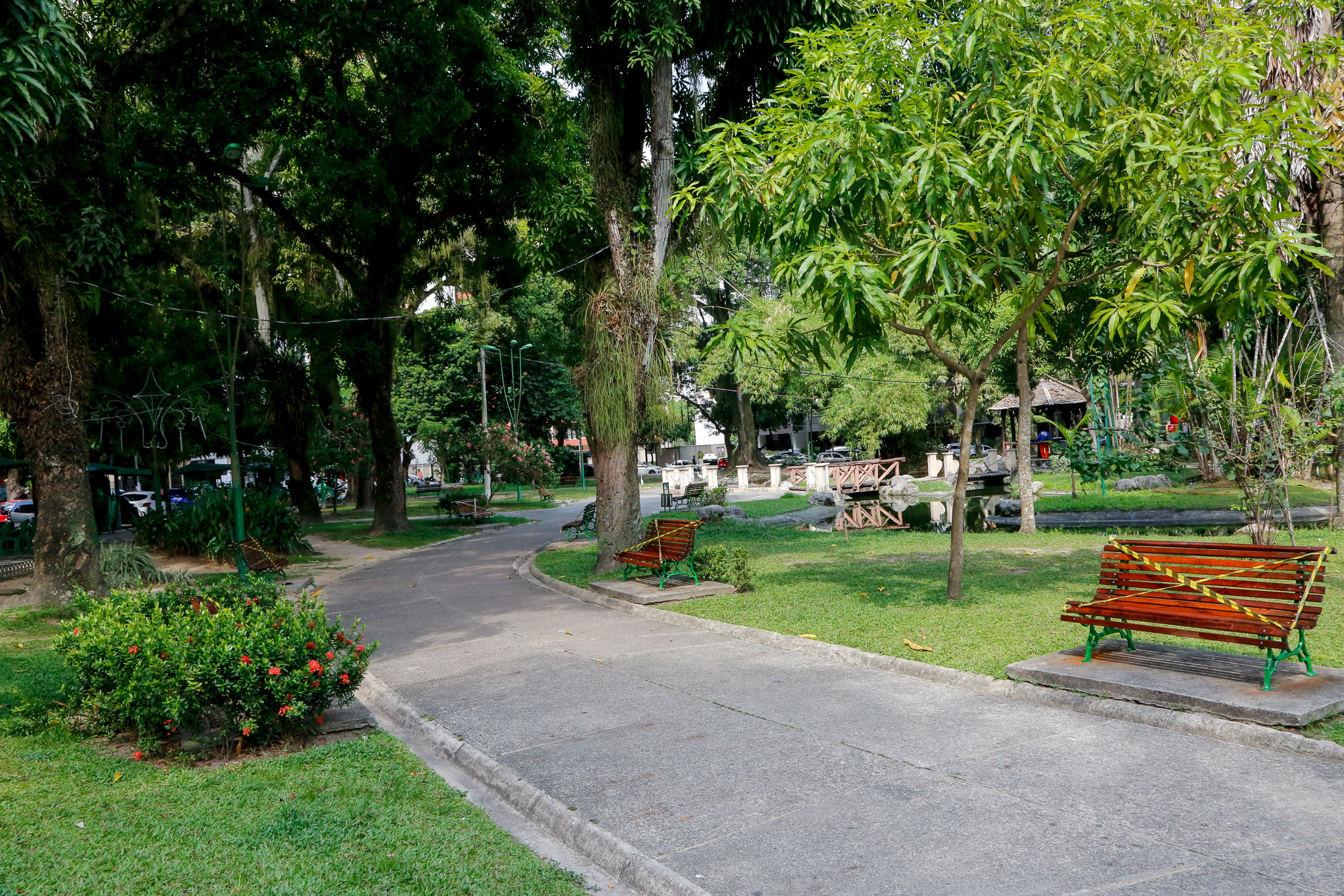 Bancos e lixeiras da Praça Batista Campos estão sendo reformados