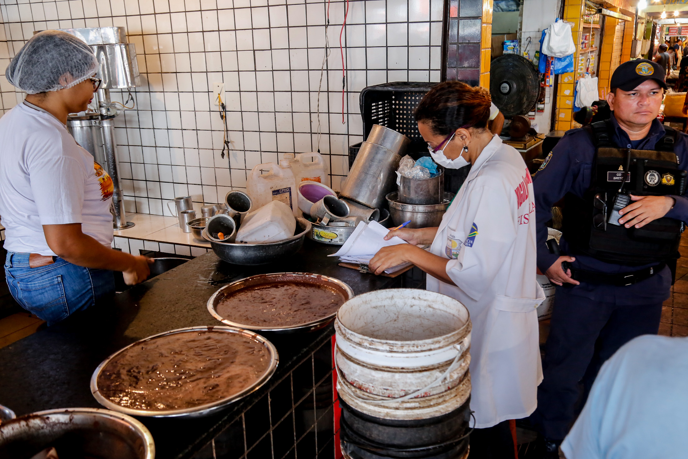 Vigilância Sanitária interdita ponto de venda de açaí na feira do Barreiro