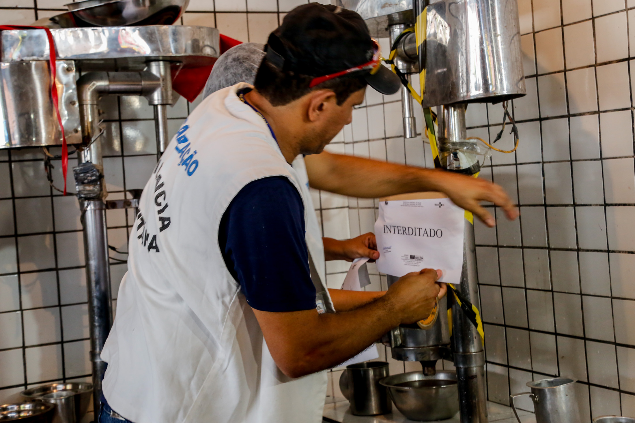 Vigilância Sanitária interdita ponto de venda de açaí na feira do Barreiro