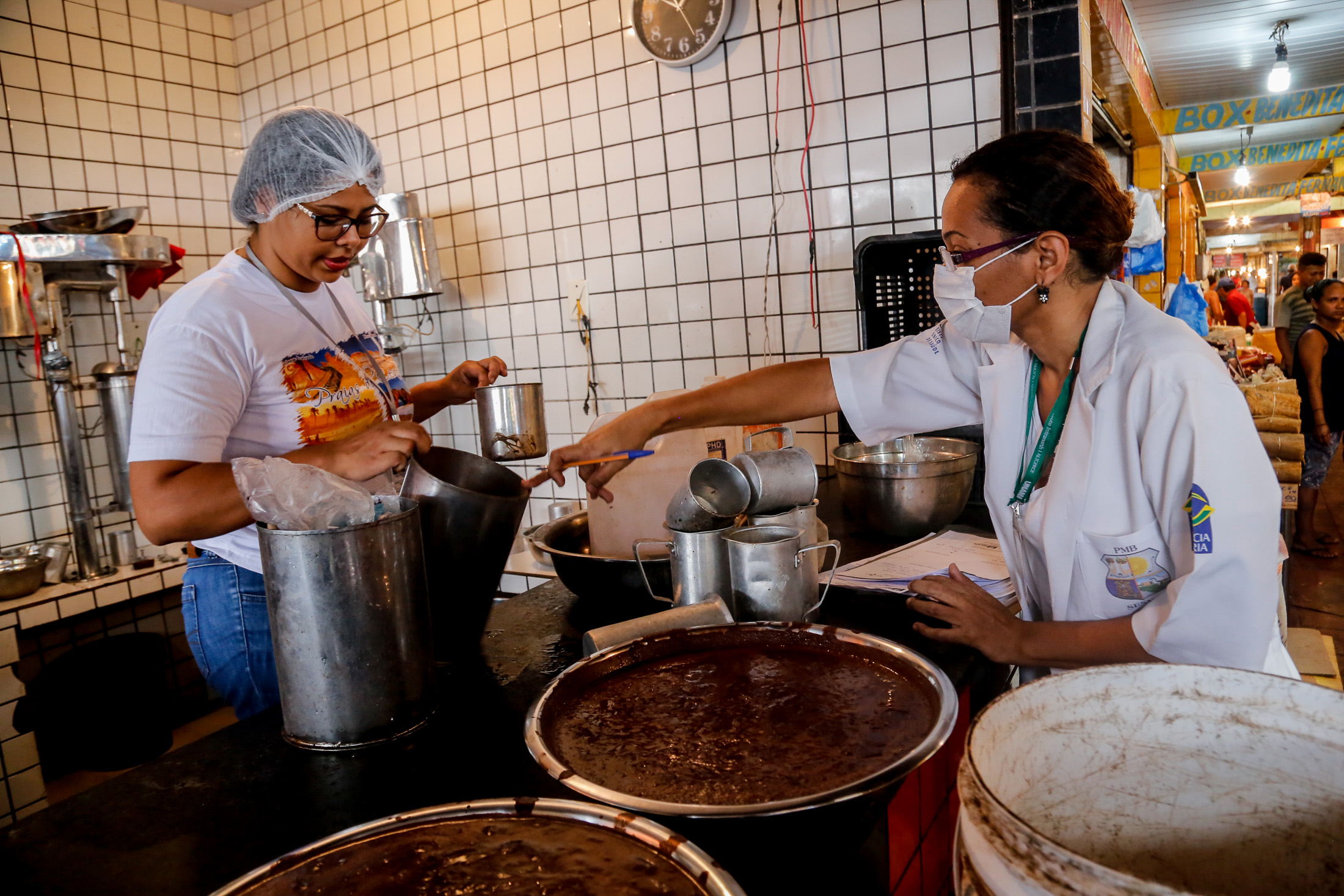 Vigilância Sanitária interdita ponto de venda de açaí na feira do Barreiro