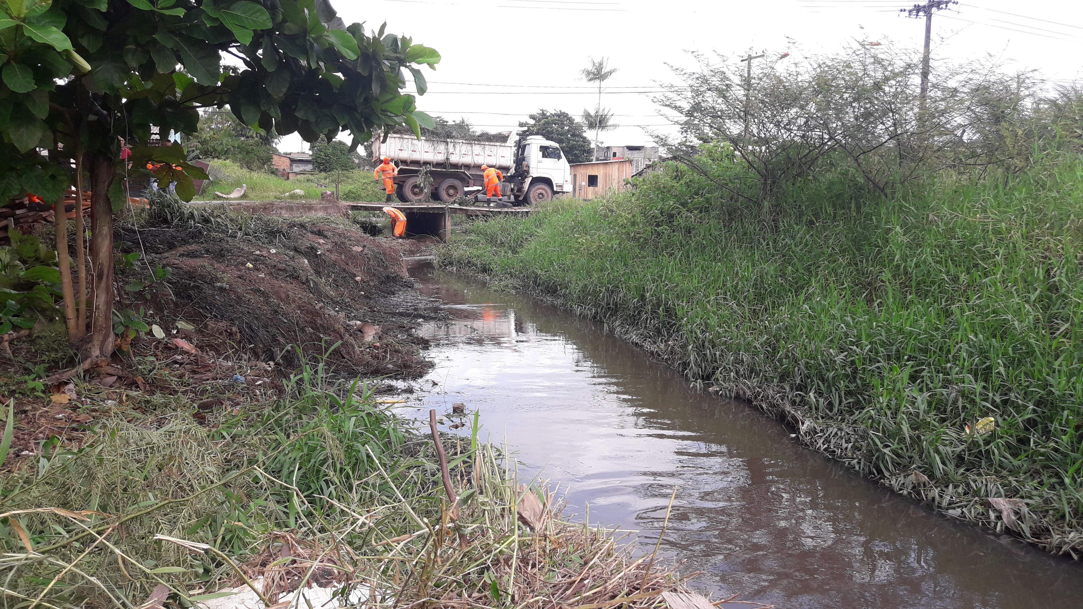 Canais de Icoaraci recebem ações de limpeza para combater alagamentos