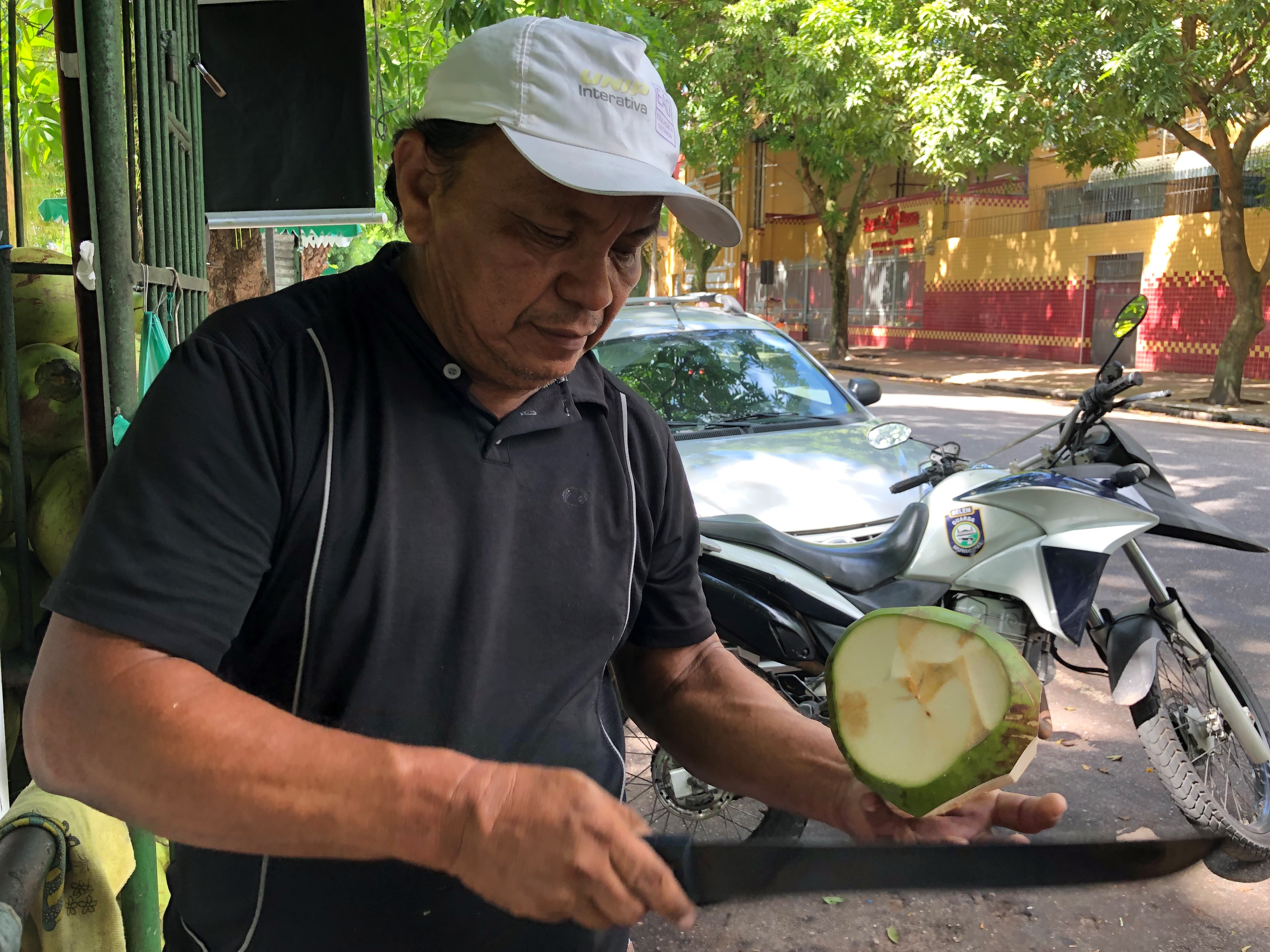 Bancos e lixeiras da Praça Batista Campos estão sendo reformados