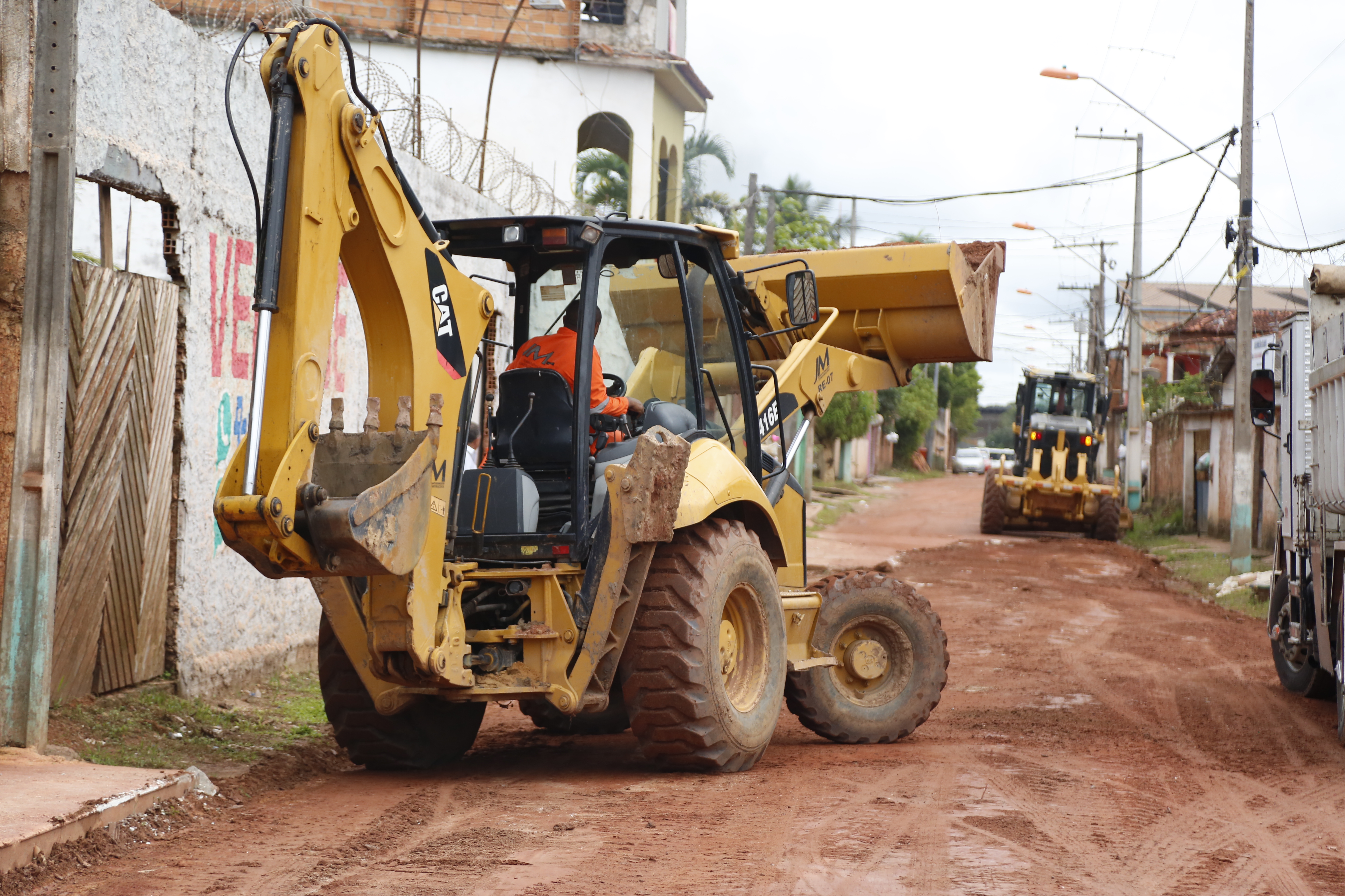 Ruas do bairro Parque Guajará recebem obras de drenagem e pavimentação