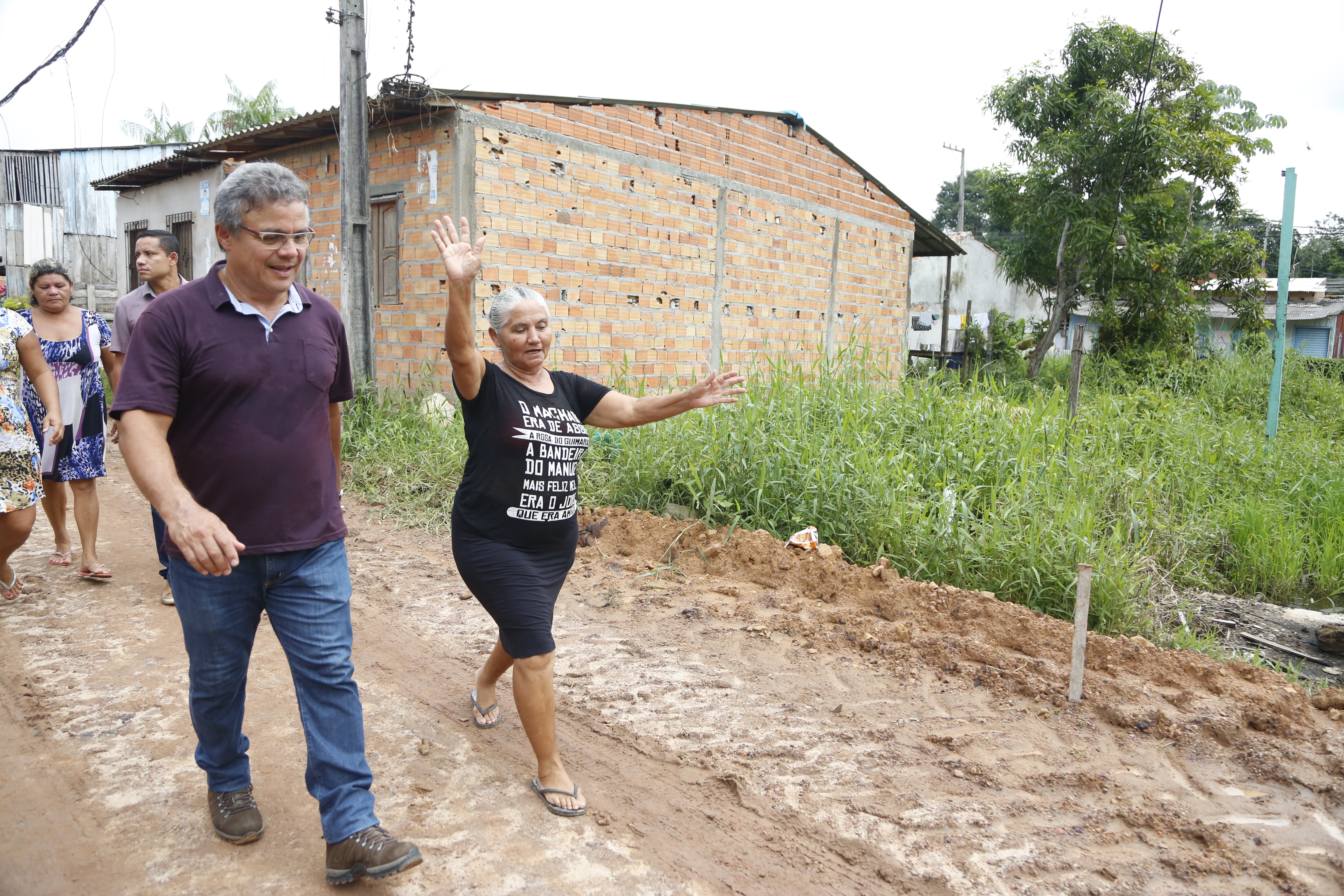 Ruas do bairro Parque Guajará recebem obras de drenagem e pavimentação