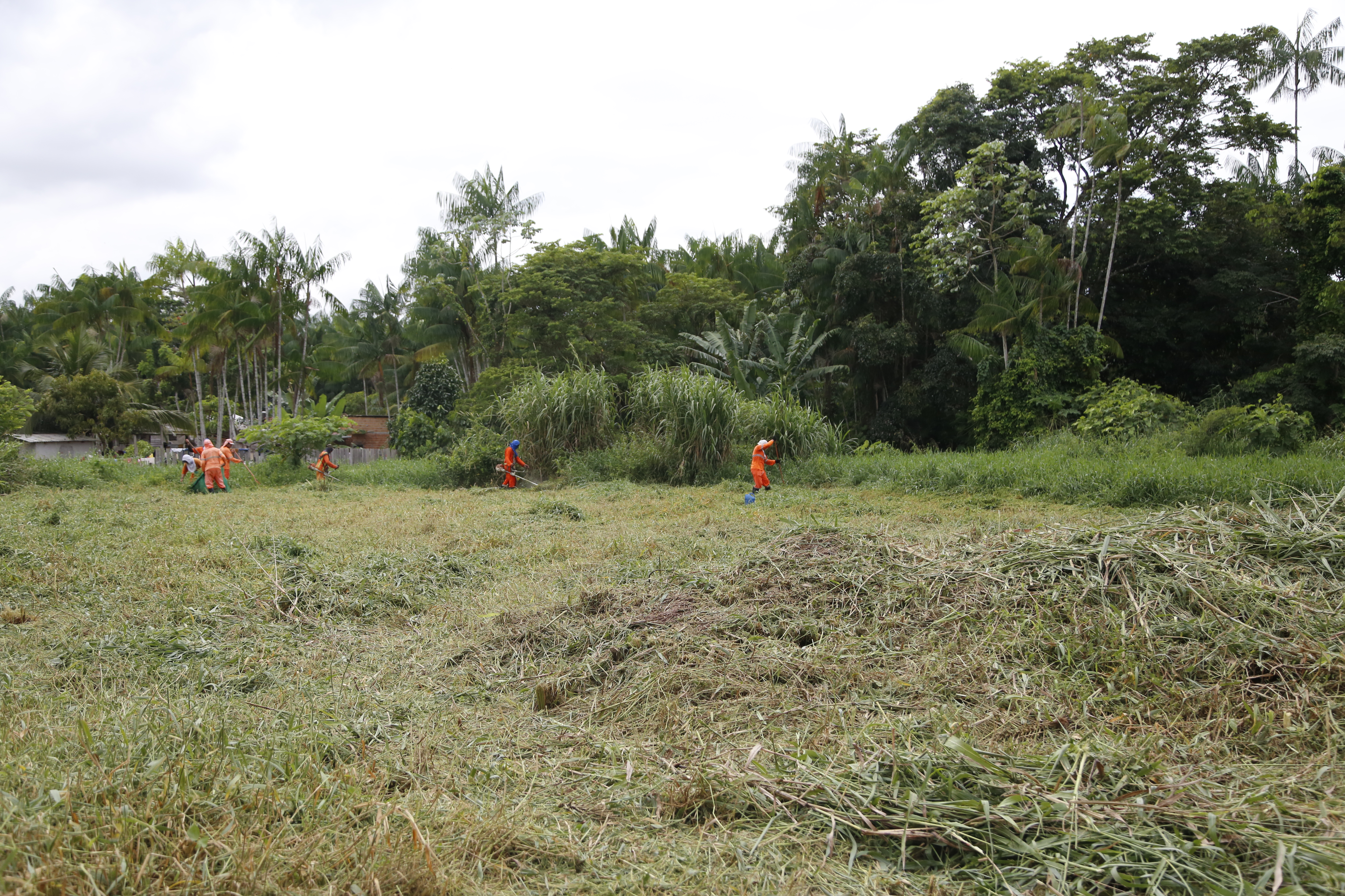 Ruas do bairro Parque Guajará recebem obras de drenagem e pavimentação