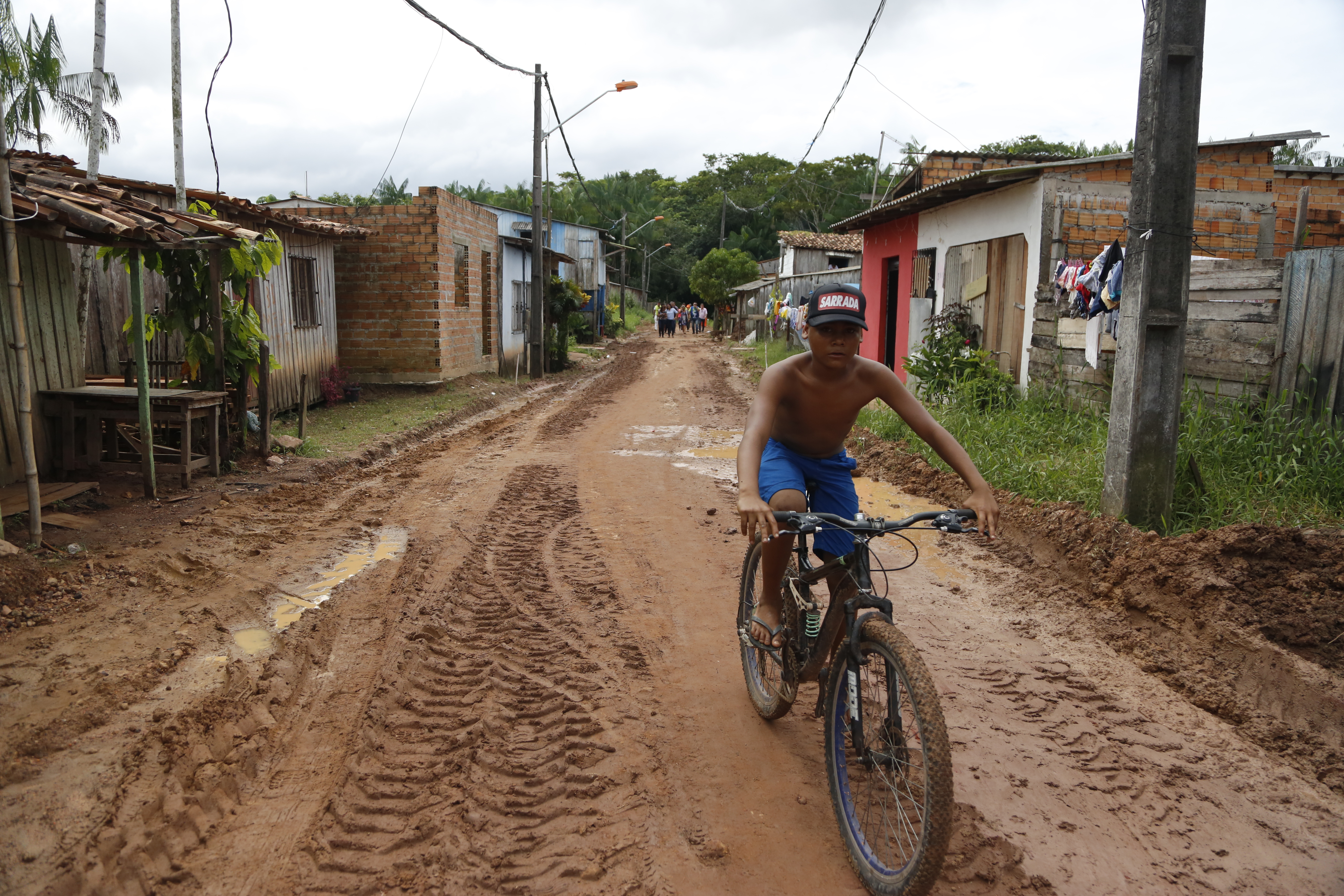 Ruas do bairro Parque Guajará recebem obras de drenagem e pavimentação