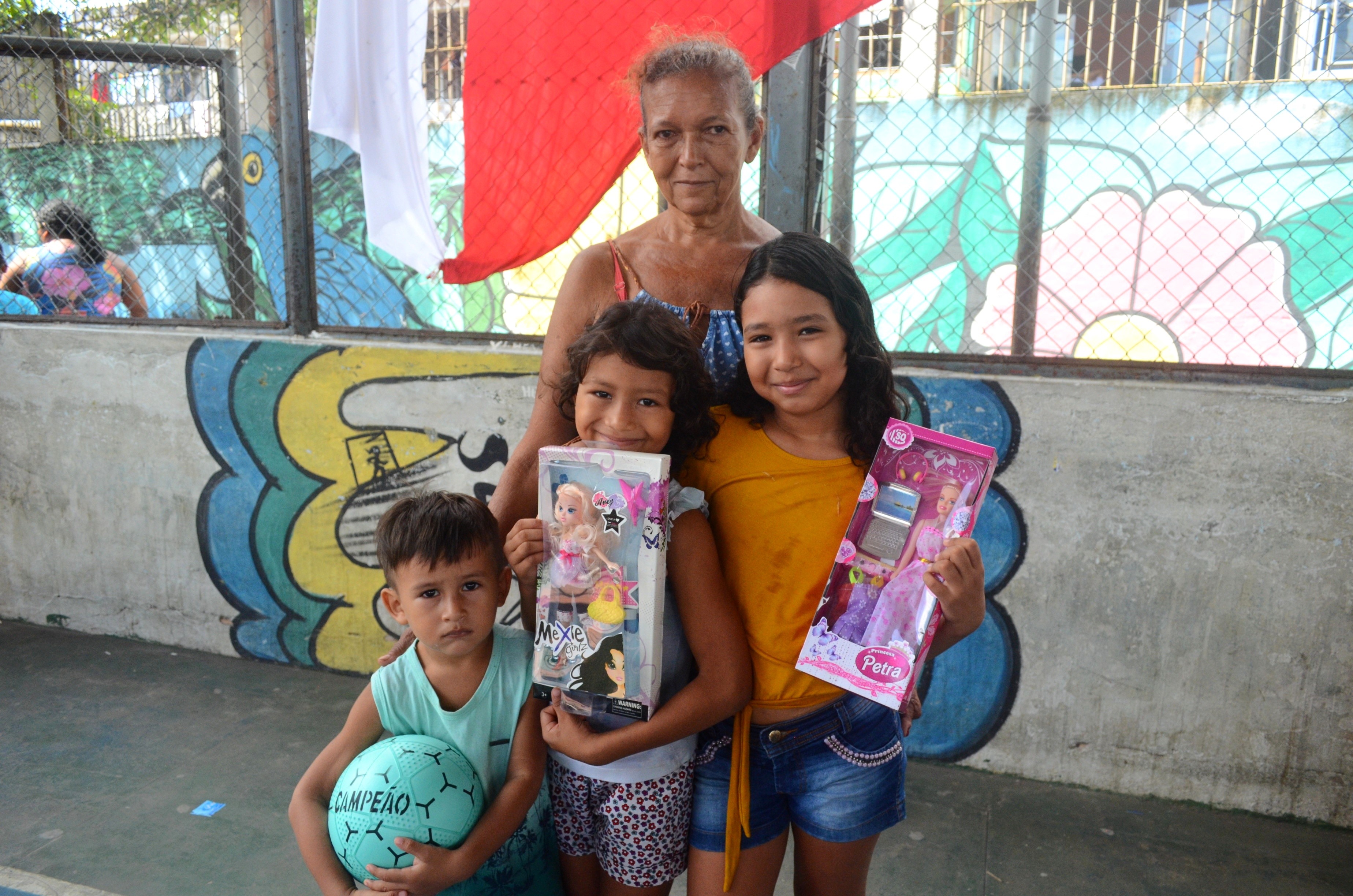 Alunos da escola Inês Maroja recebem presentes em ação natalina
