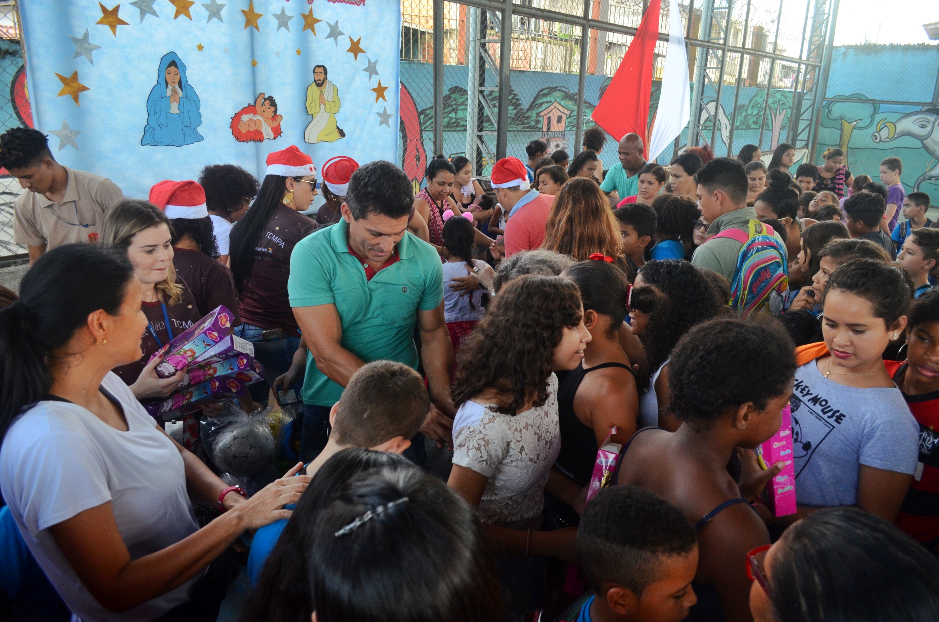Alunos da escola Inês Maroja recebem presentes em ação natalina