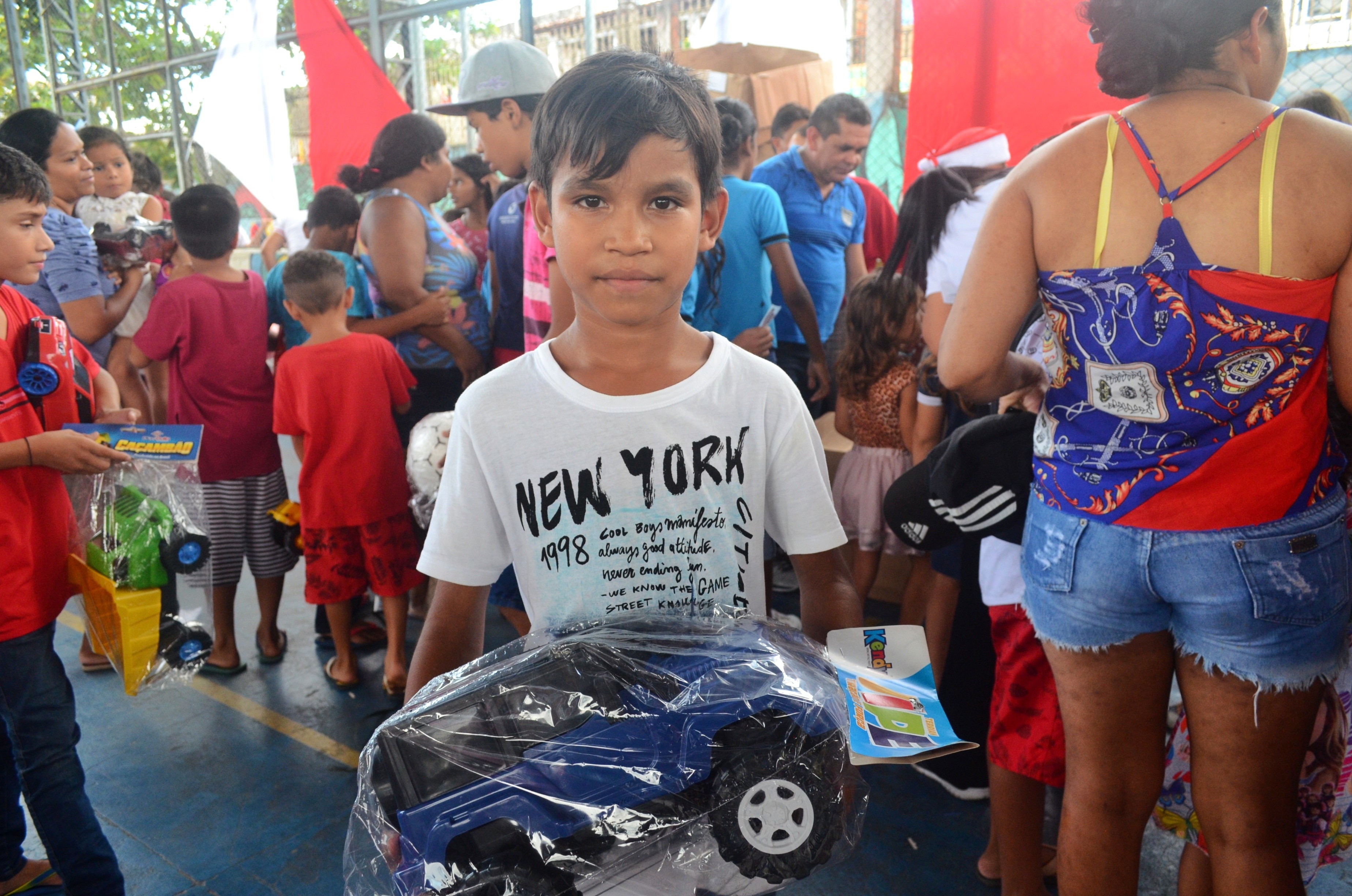 Alunos da escola Inês Maroja recebem presentes em ação natalina