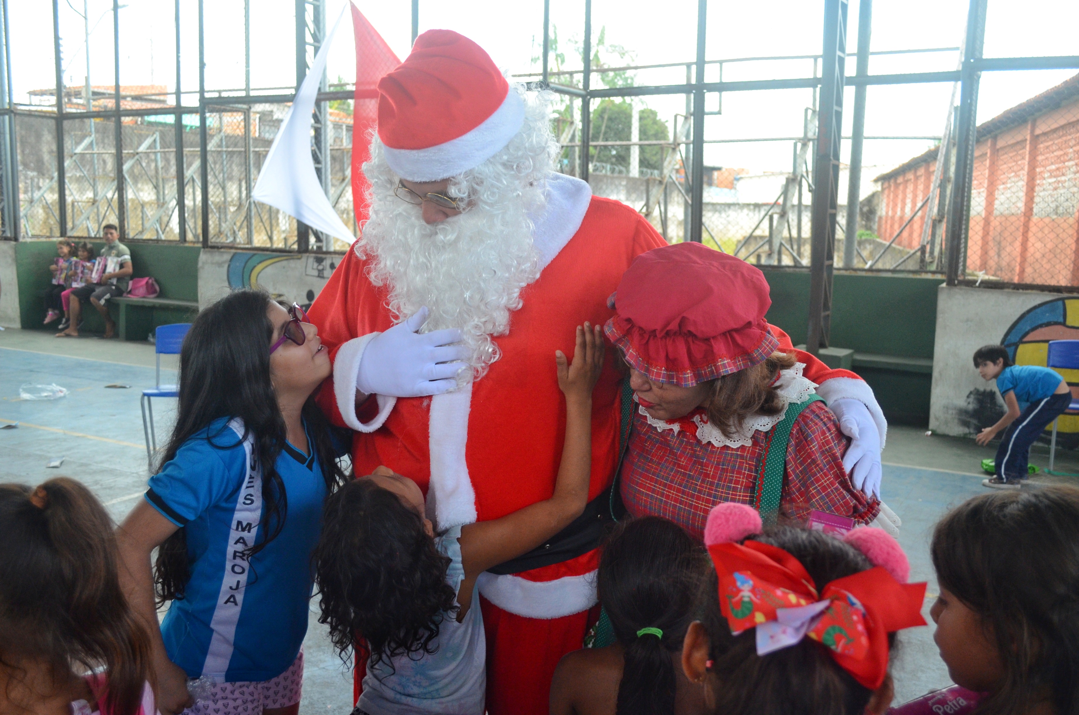 Alunos da escola Inês Maroja recebem presentes em ação natalina