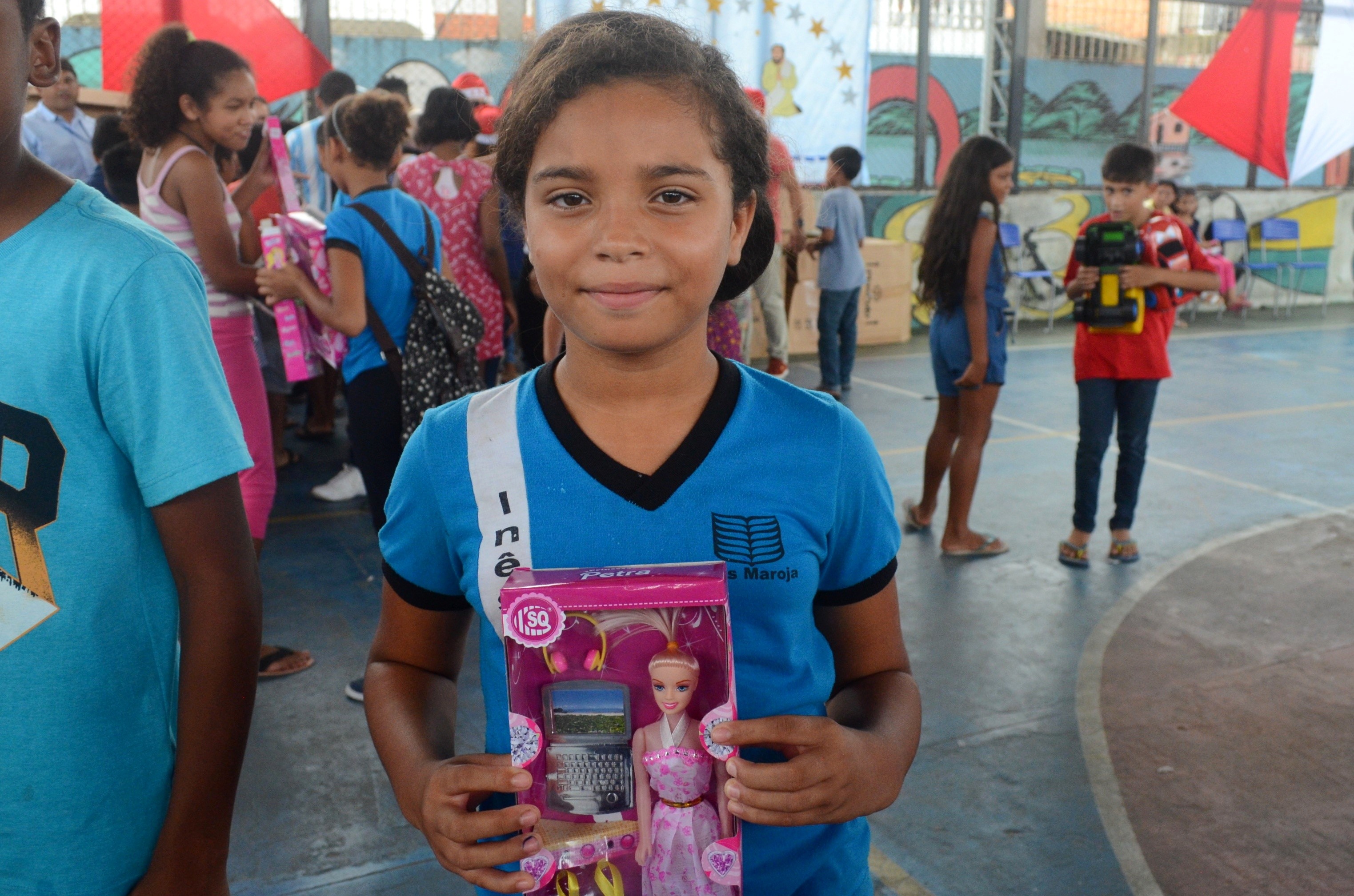 Alunos da escola Inês Maroja recebem presentes em ação natalina