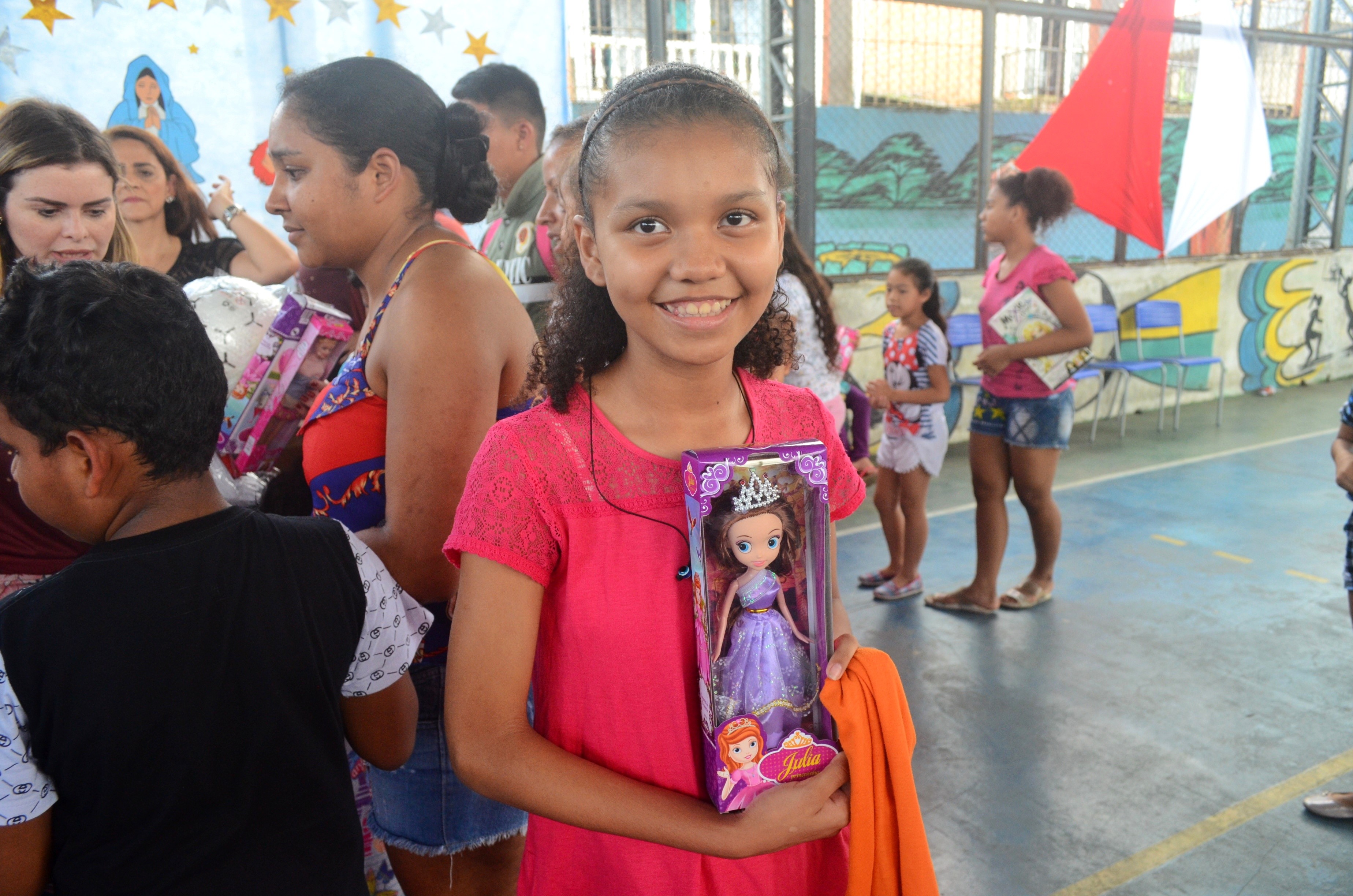 Alunos da escola Inês Maroja recebem presentes em ação natalina