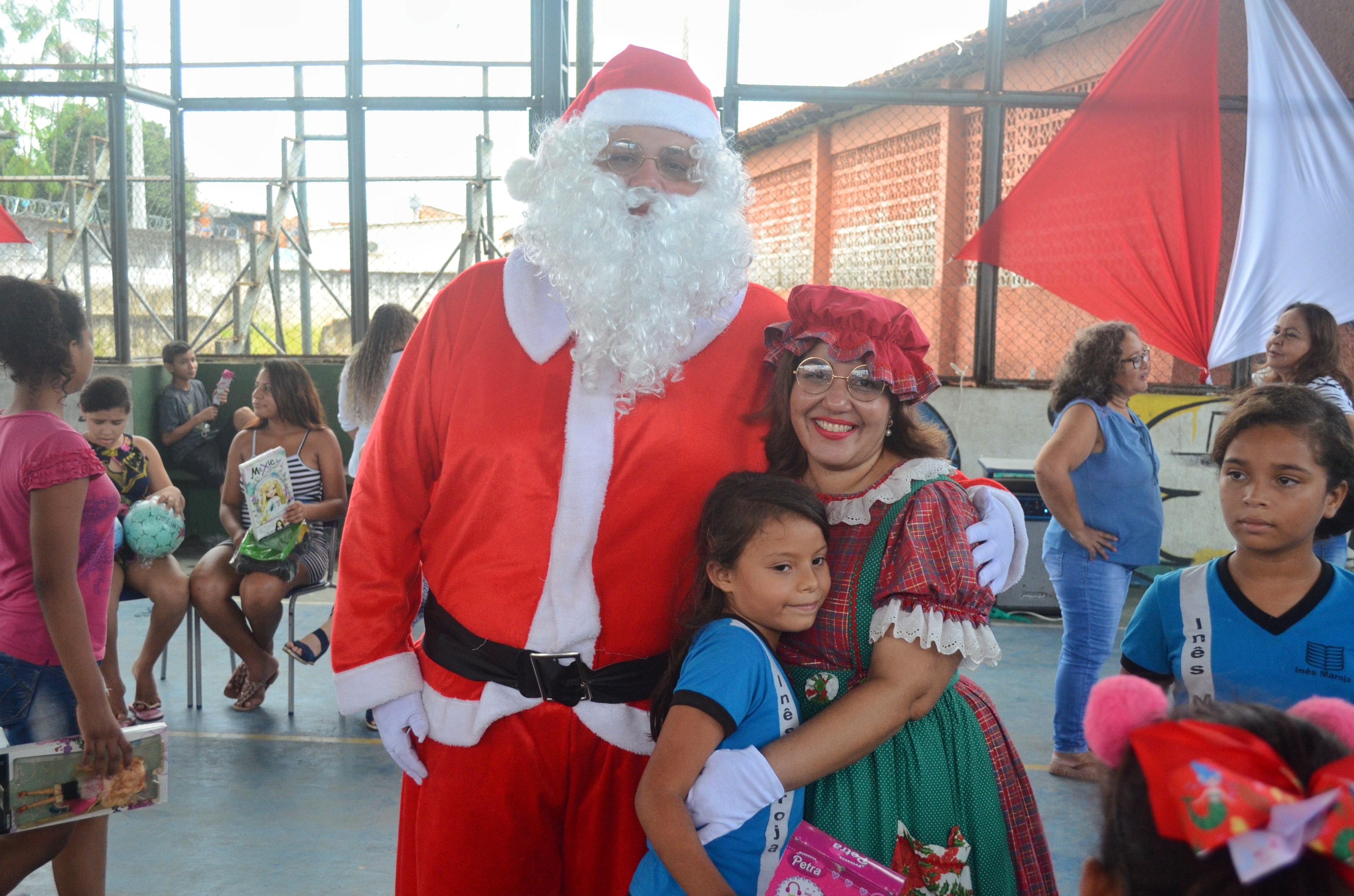 Alunos da escola Inês Maroja recebem presentes em ação natalina