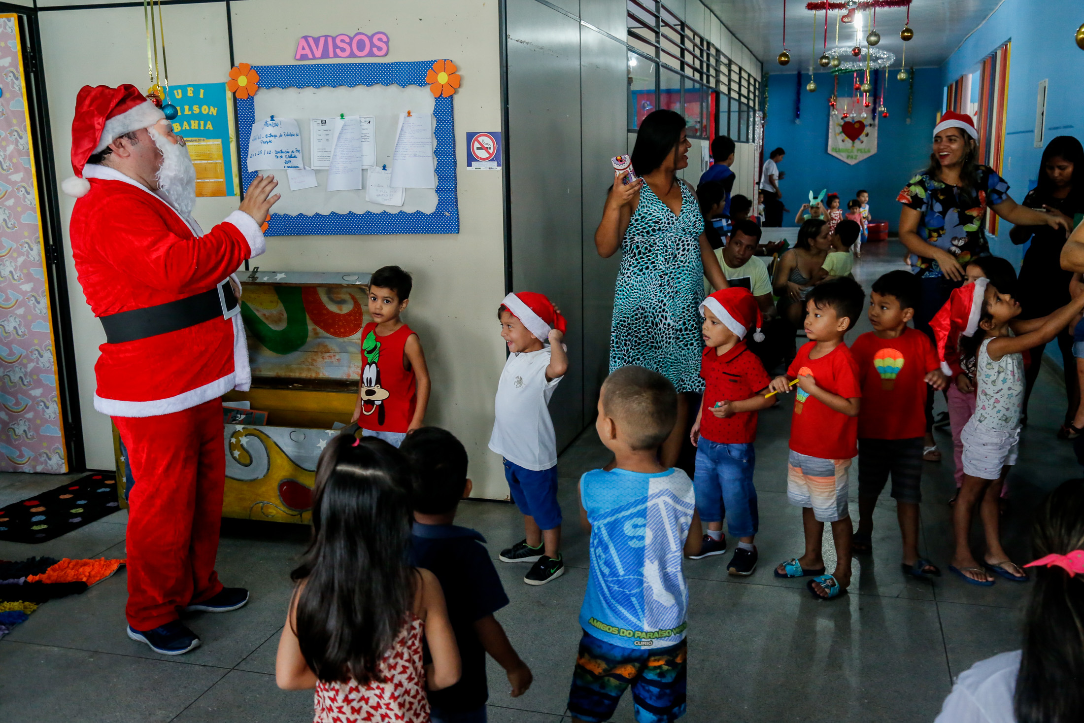 Crianças da unidade infantil Wilson Bahia recebem presentes em ação natalina