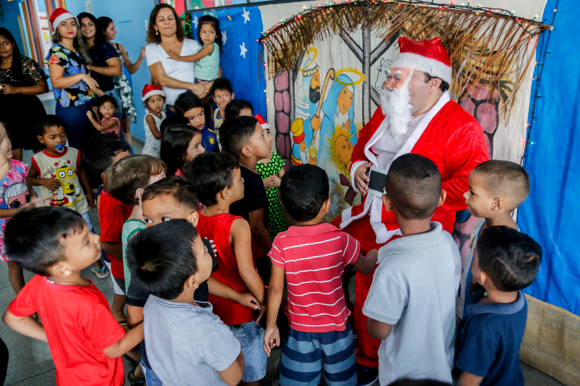 Crianças da unidade infantil Wilson Bahia recebem presentes em ação natalina
