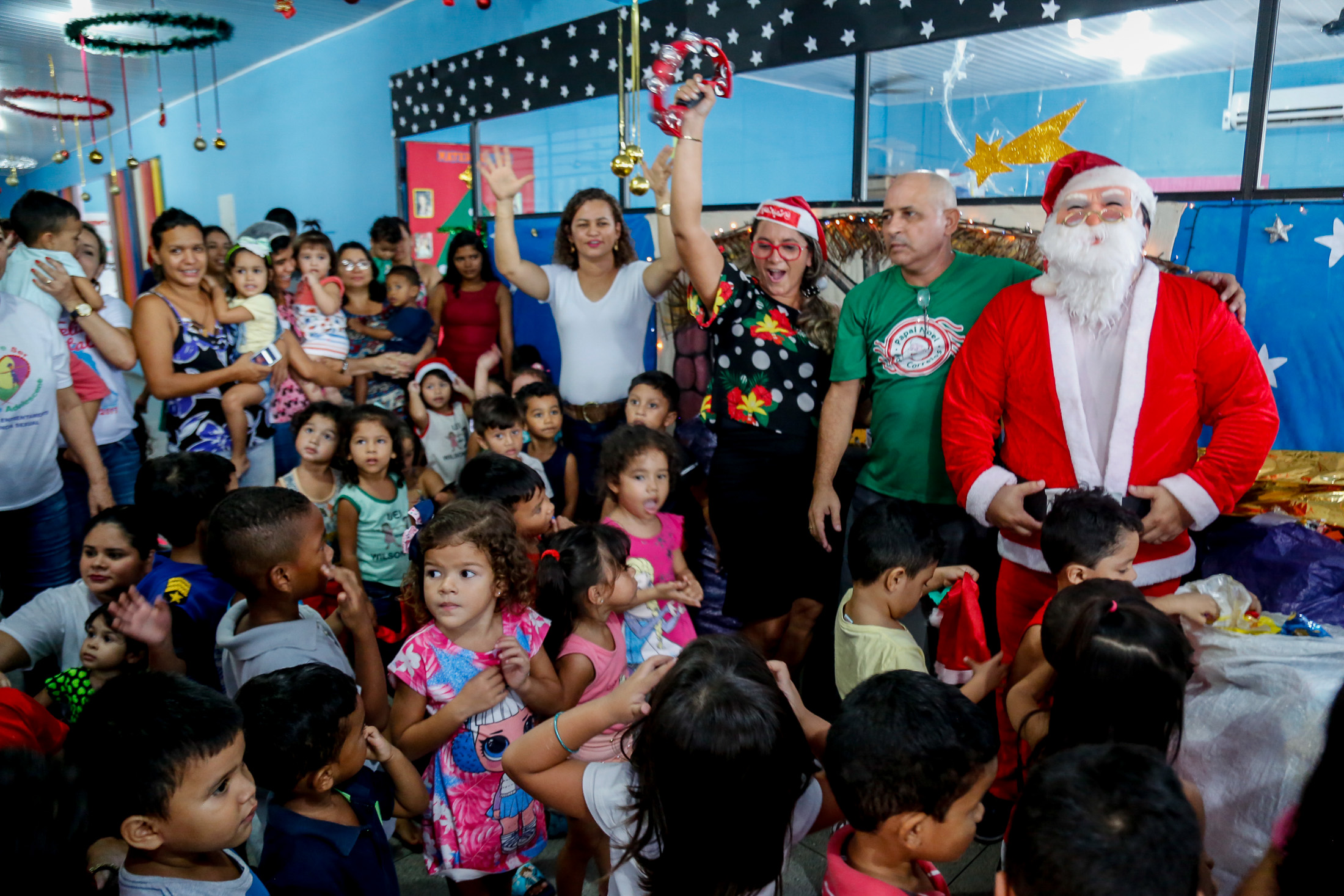 Crianças da unidade infantil Wilson Bahia recebem presentes em ação natalina