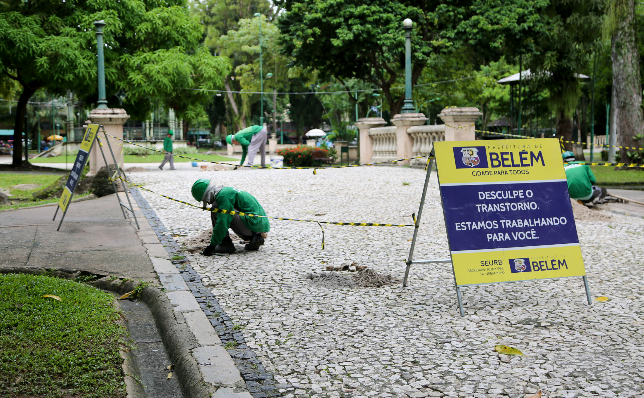 Calçadas da praça Batista Campos passam por nova manutenção