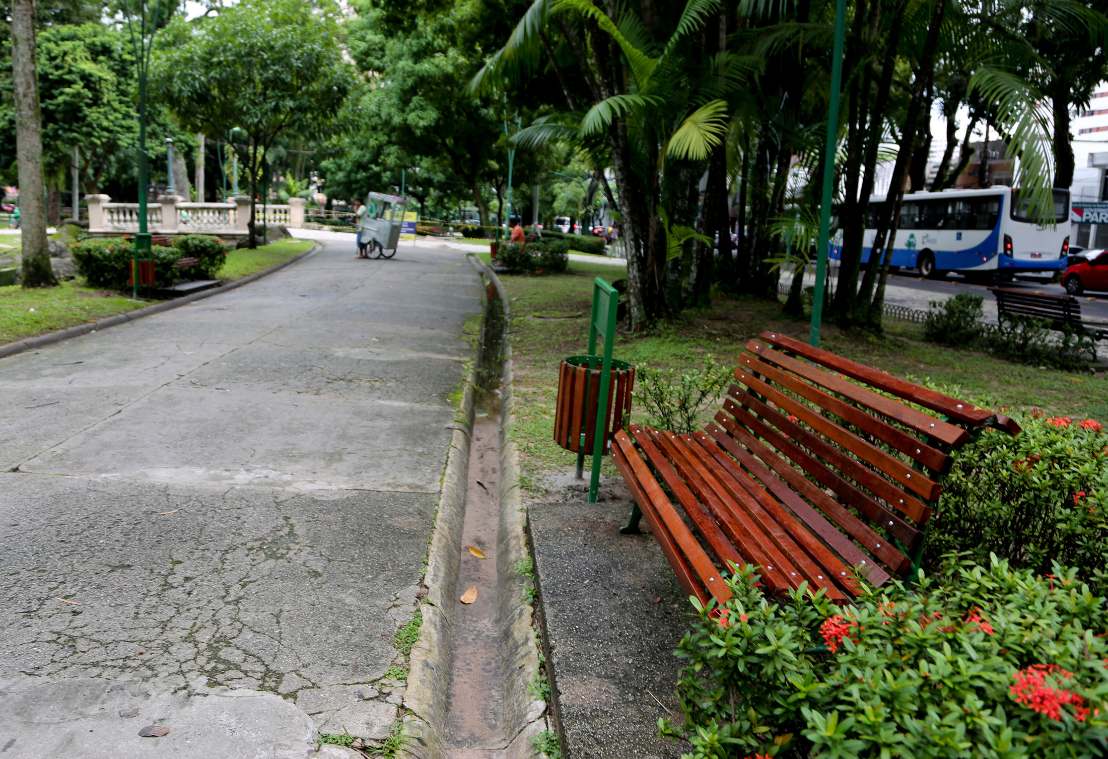 Calçadas da praça Batista Campos passam por nova manutenção