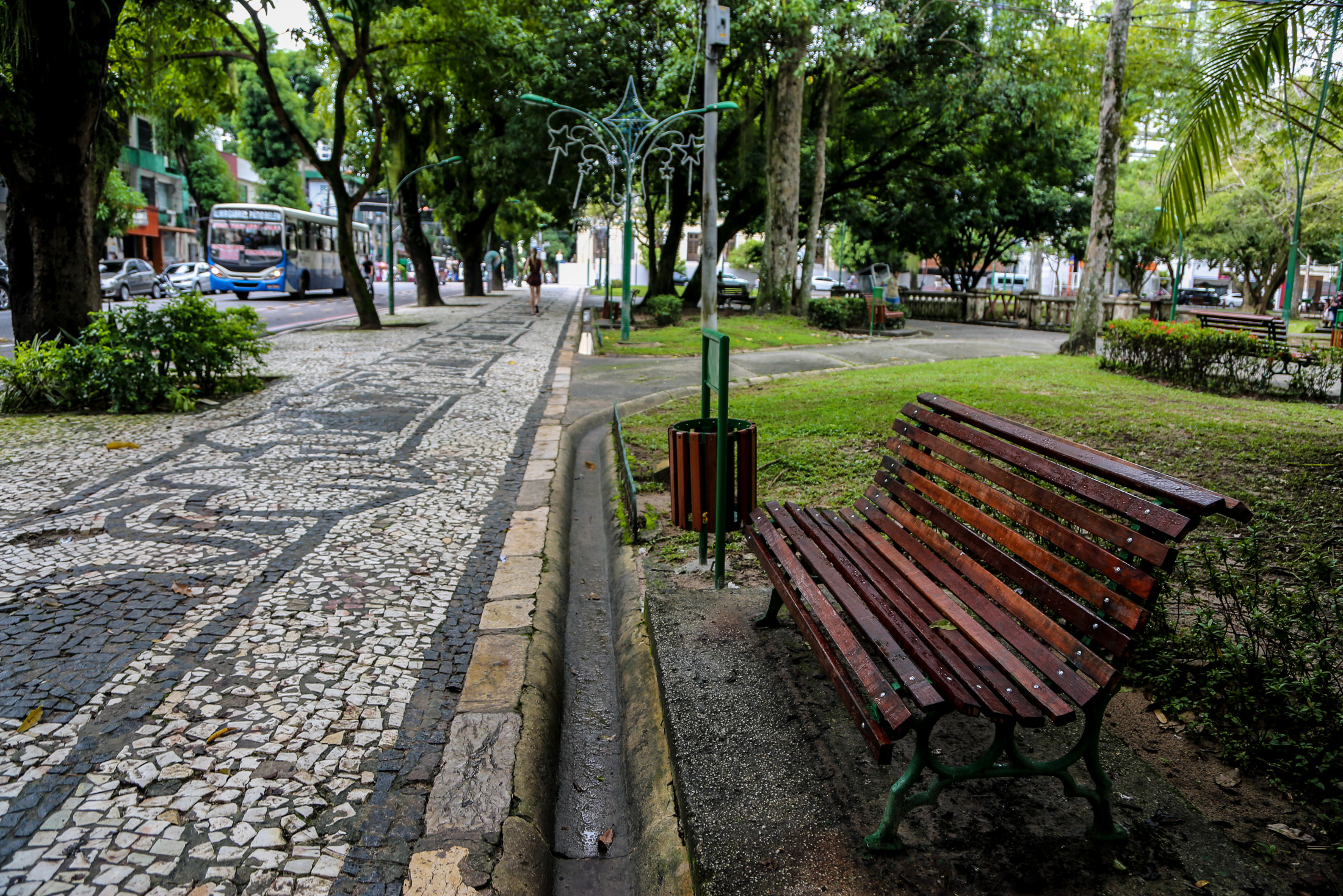 Calçadas da praça Batista Campos passam por nova manutenção
