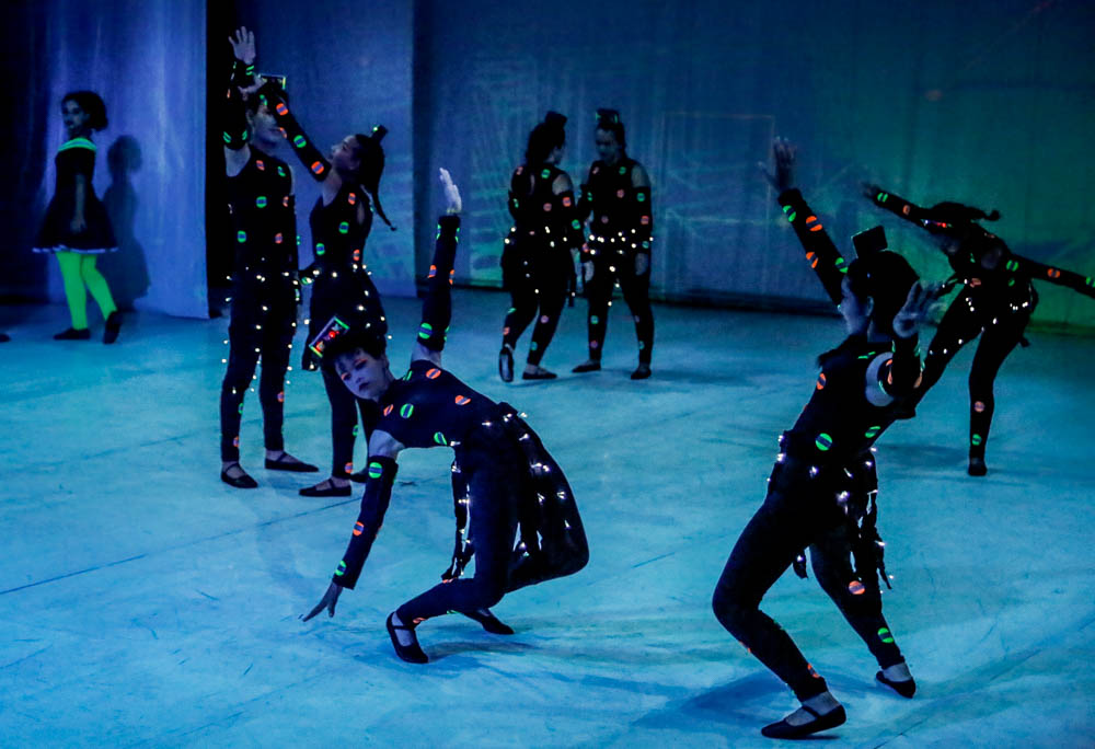 Alunos da Escola Municipal de Dança emocionam o público com o espetáculo "Magia Digital"