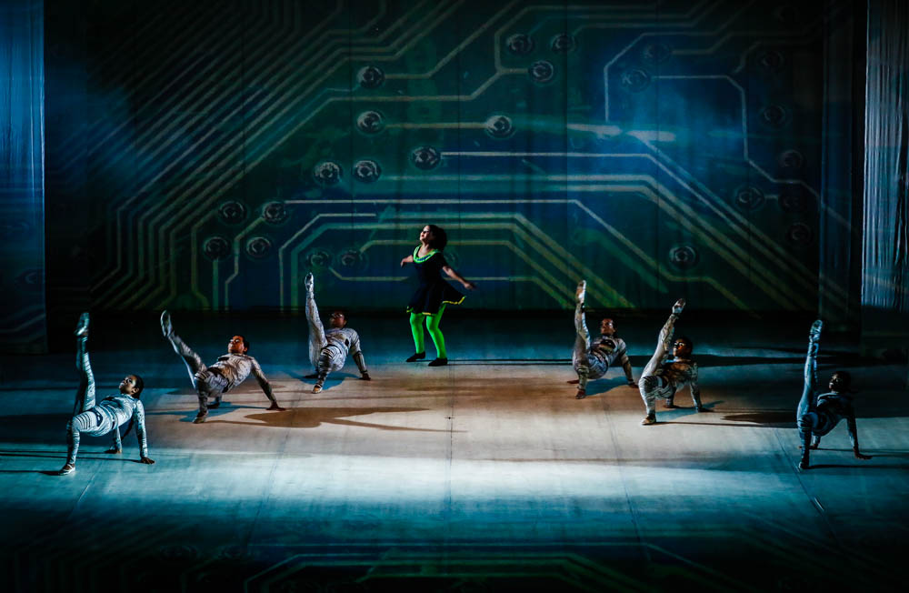 Alunos da Escola Municipal de Dança emocionam o público com o espetáculo "Magia Digital"