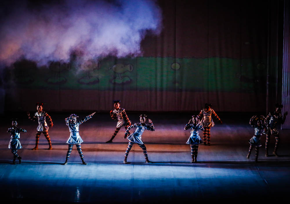 Alunos da Escola Municipal de Dança emocionam o público com o espetáculo "Magia Digital"