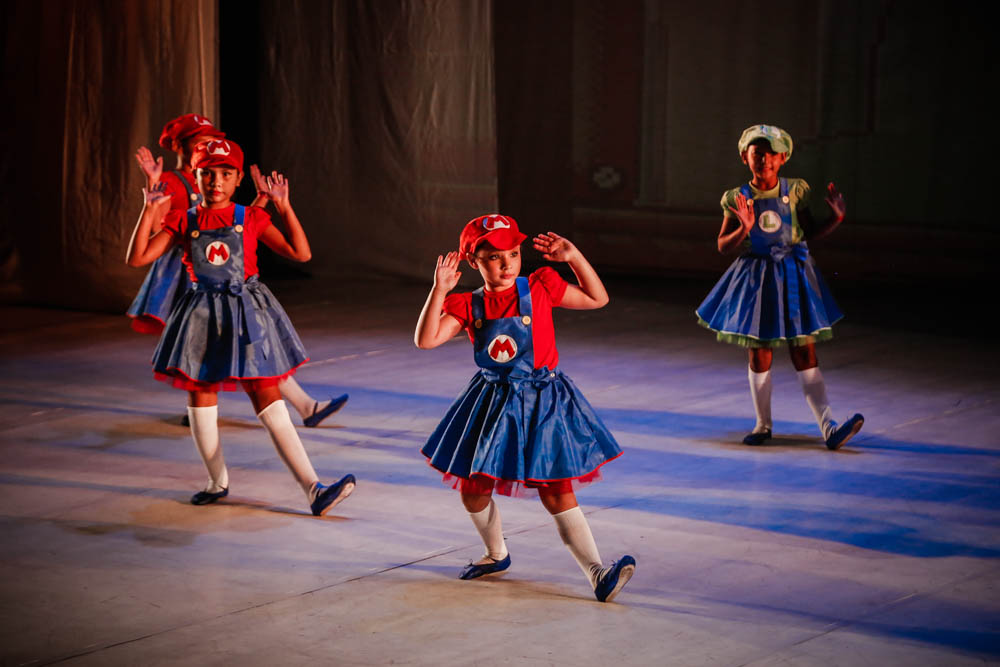 Alunos da Escola Municipal de Dança emocionam o público com o espetáculo "Magia Digital"