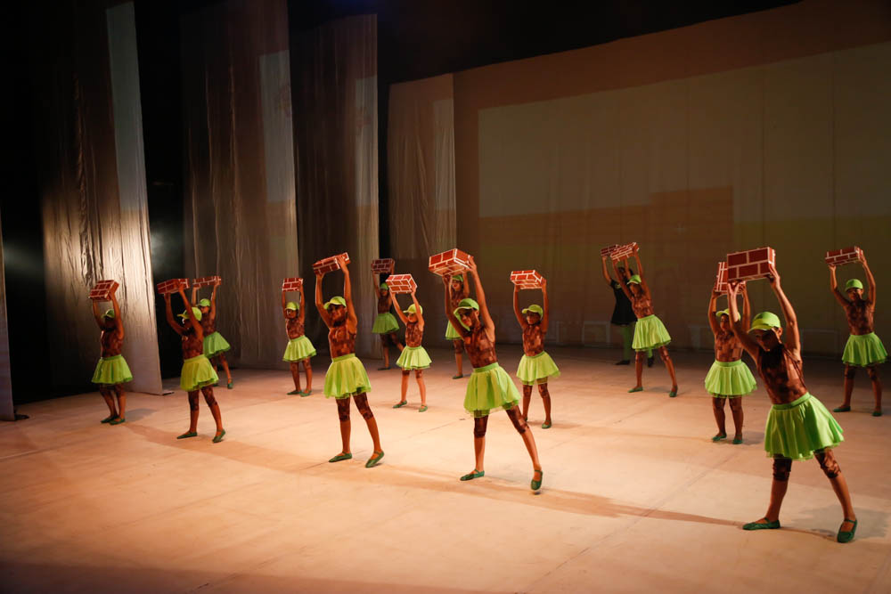 Alunos da Escola Municipal de Dança emocionam o público com o espetáculo "Magia Digital"