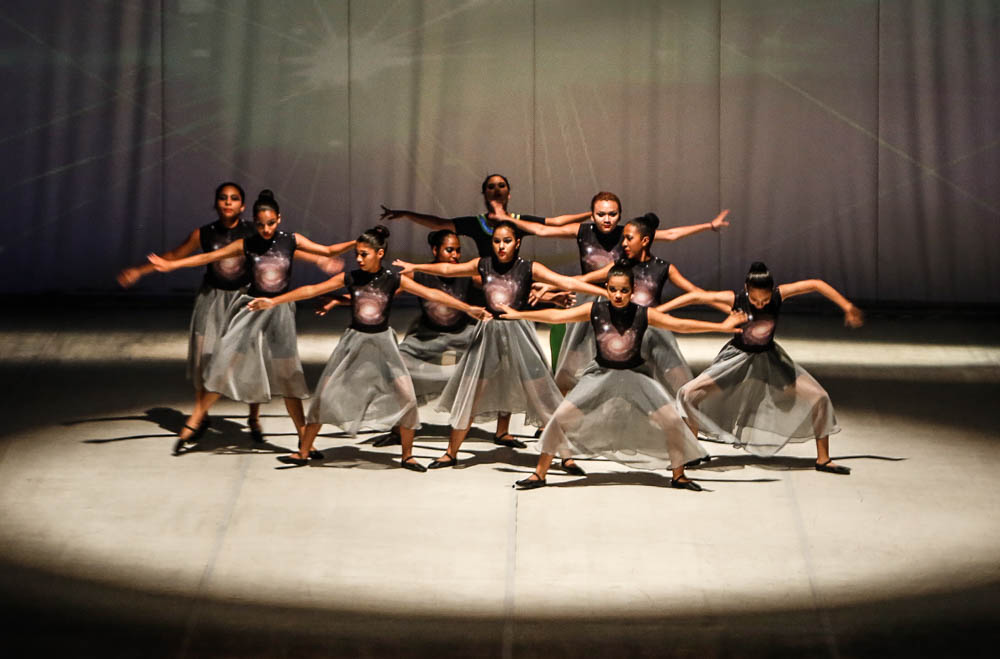 Alunos da Escola Municipal de Dança emocionam o público com o espetáculo "Magia Digital"