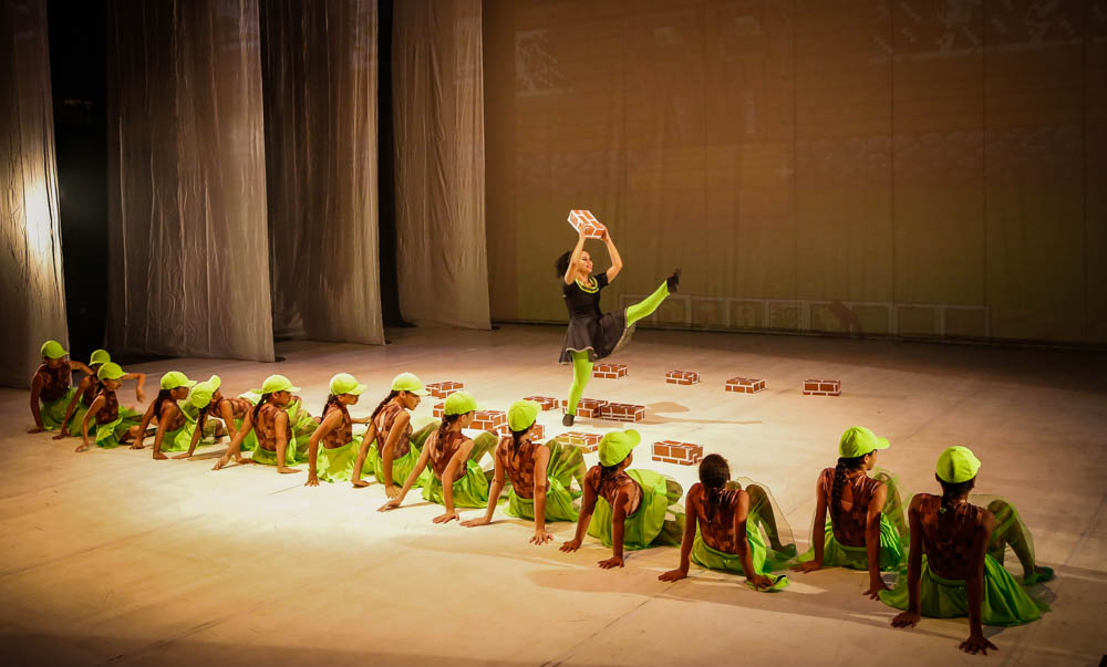 Alunos da Escola Municipal de Dança emocionam o público com o espetáculo "Magia Digital"