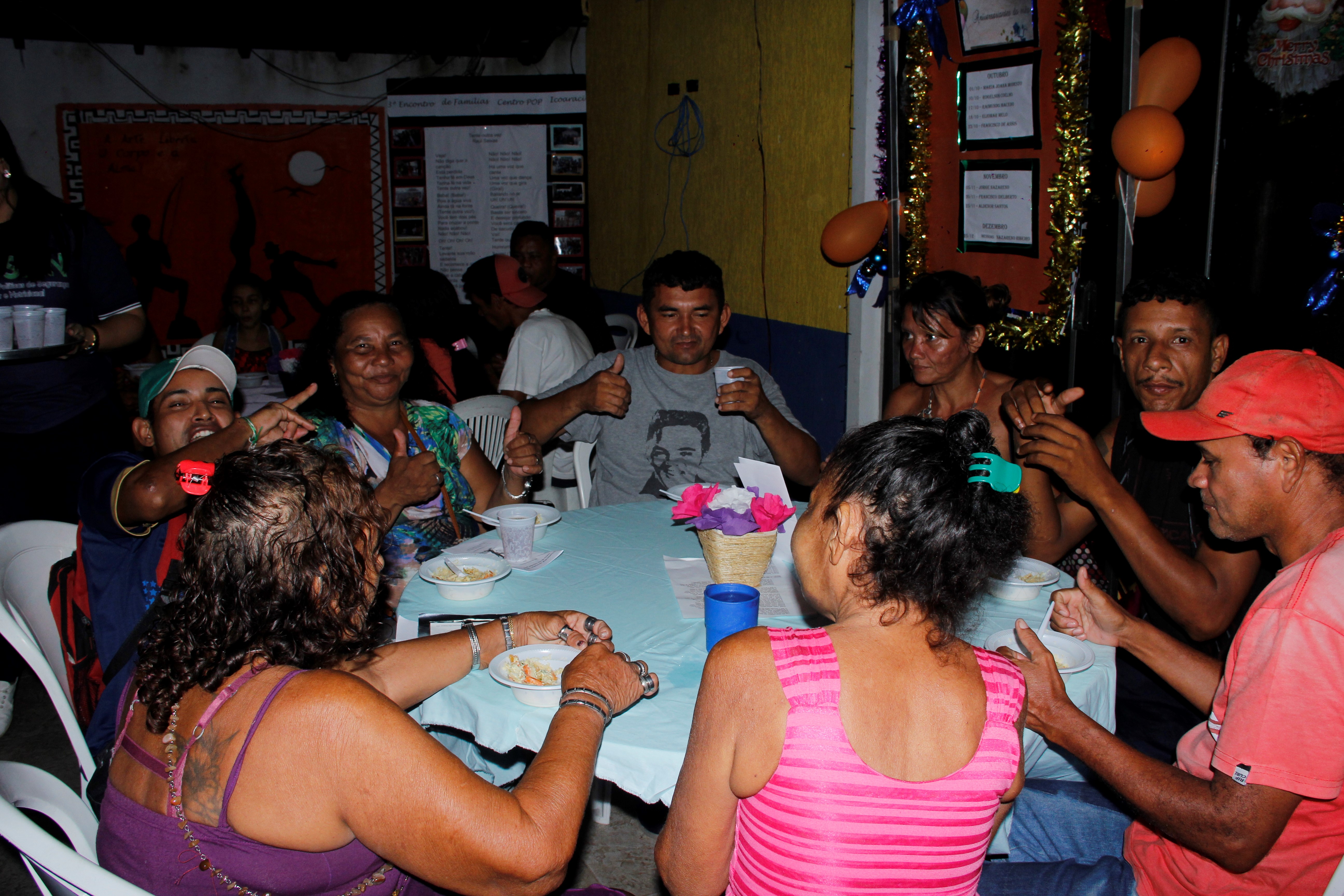 Moradores em situação de rua ganham jantar especial 