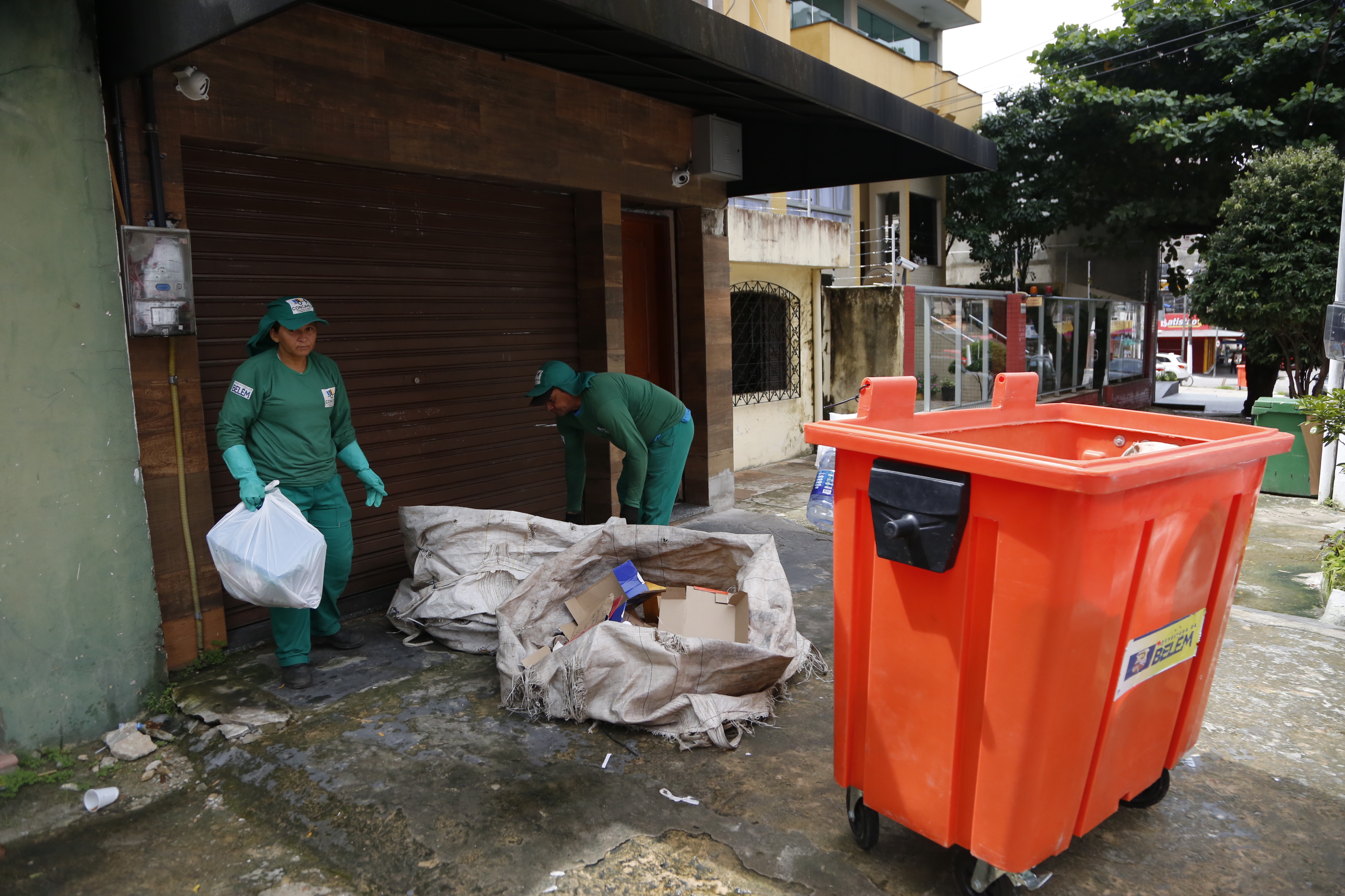 Apoiados pela Prefeitura, catadores garantem renda com produtos retirados do lixo