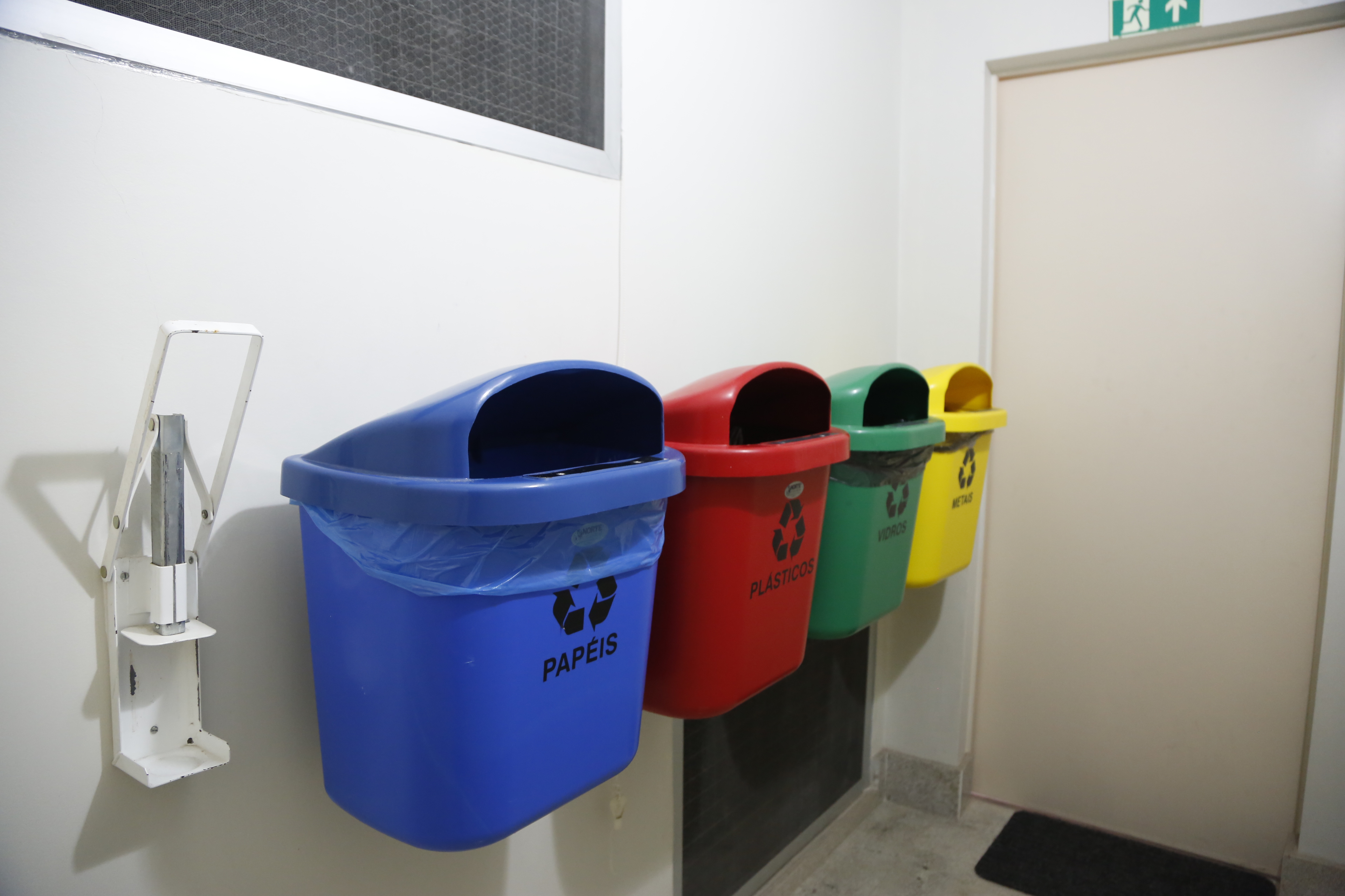 Apoiados pela Prefeitura, catadores garantem renda com produtos retirados do lixo