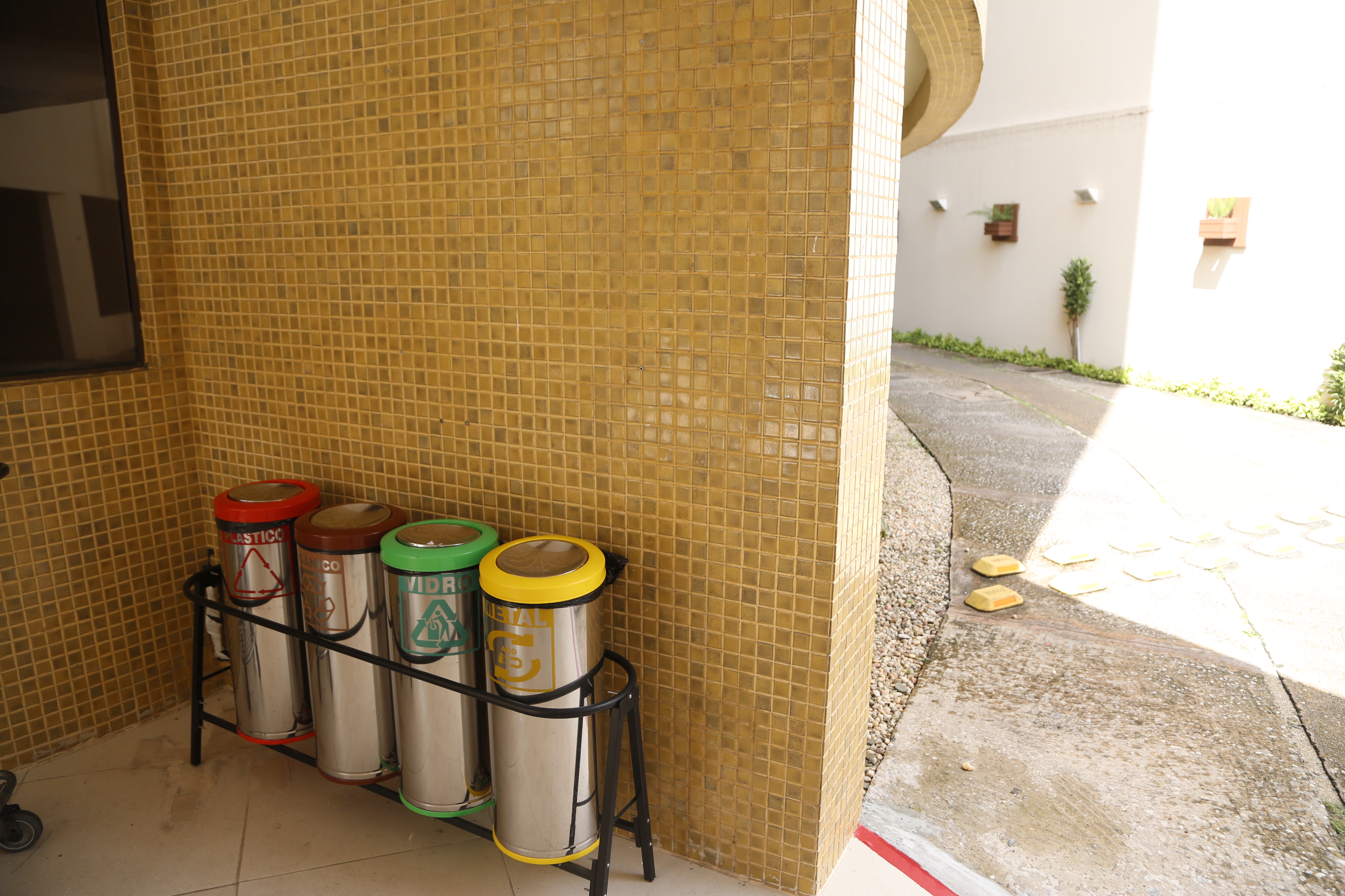 Apoiados pela Prefeitura, catadores garantem renda com produtos retirados do lixo