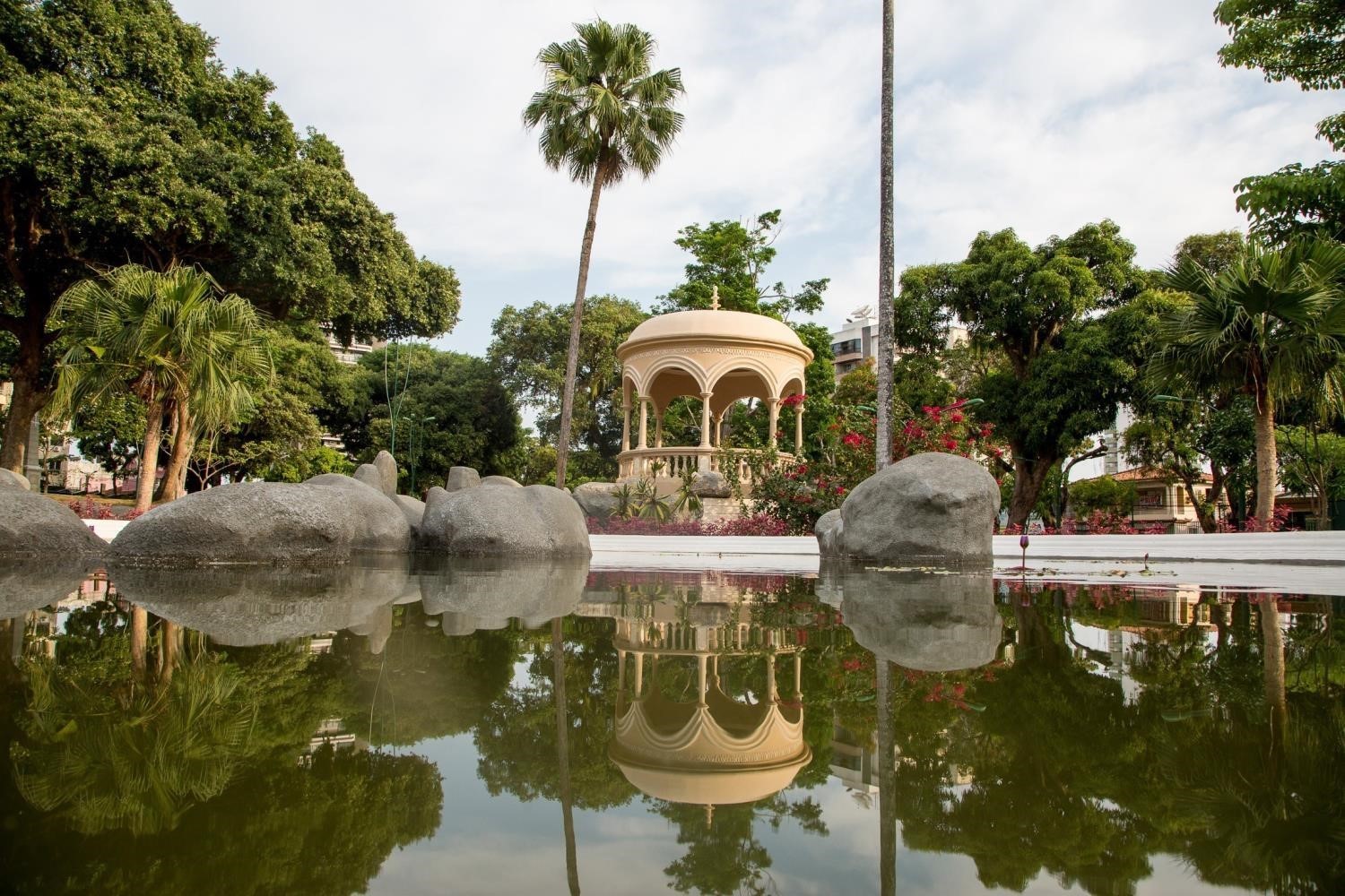Belém dos encantos nas praças, nos rios, na arquitetura e na predominância do verde
