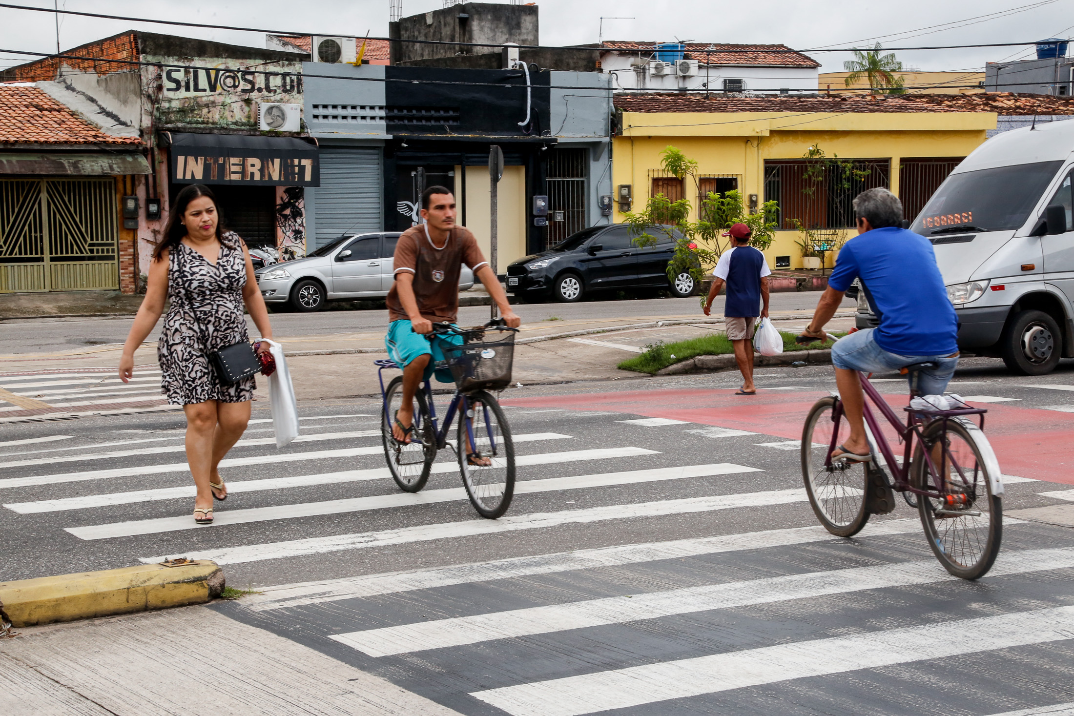 Ação educativa da SeMOB alerta para travessia segura na avenida Augusto Montenegro