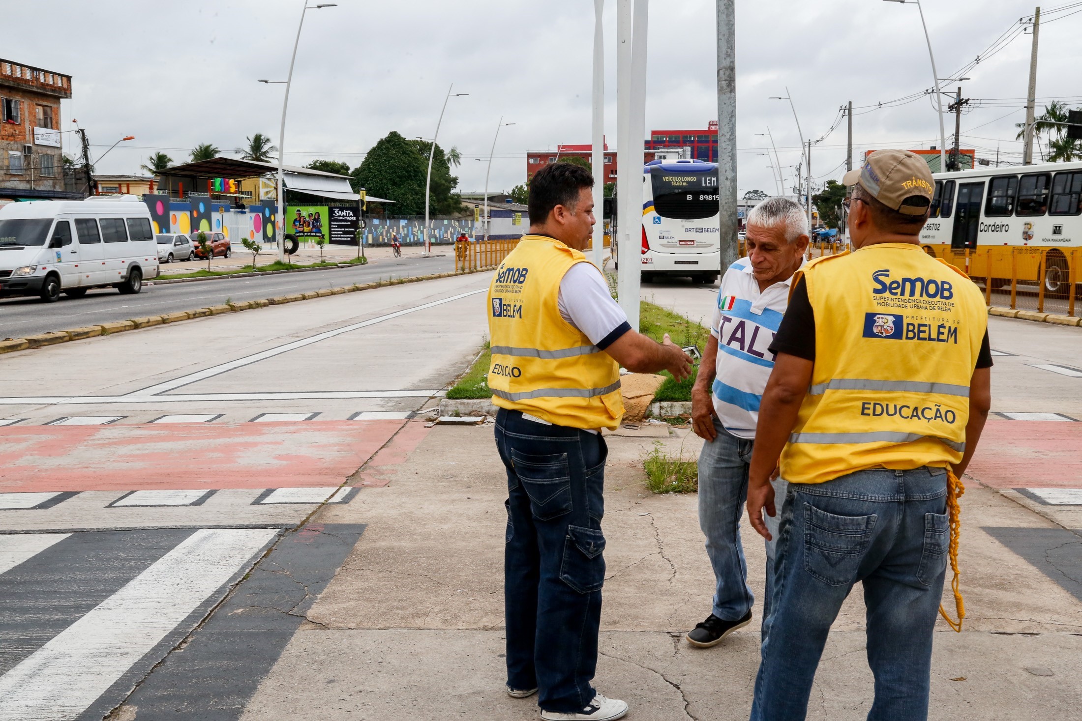 Ação educativa da SeMOB alerta para travessia segura na avenida Augusto Montenegro