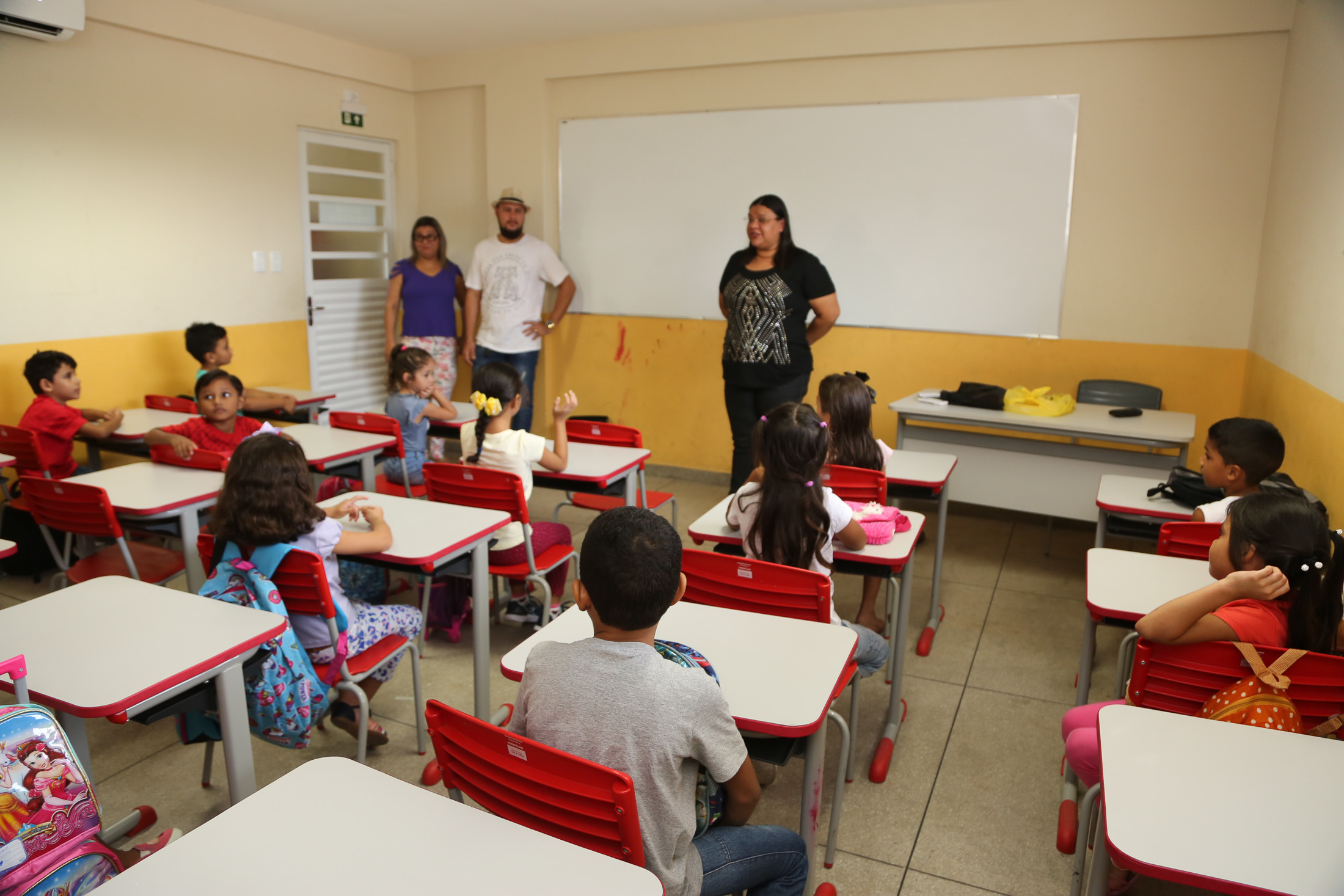Alunos da rede municipal de ensino retornaram às aulas nesta segunda-feira, 21