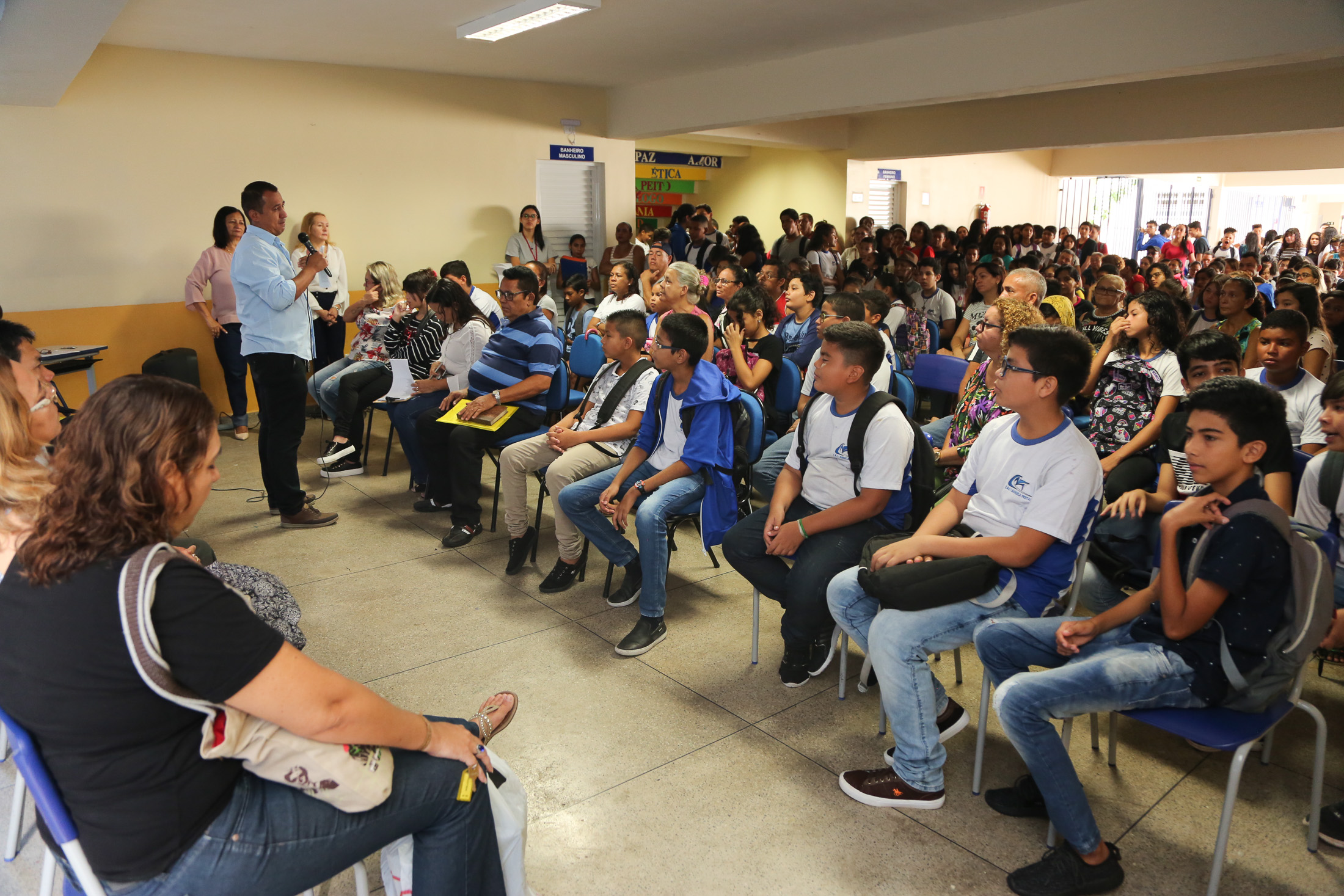 Alunos da rede municipal de ensino retornaram às aulas nesta segunda-feira, 21