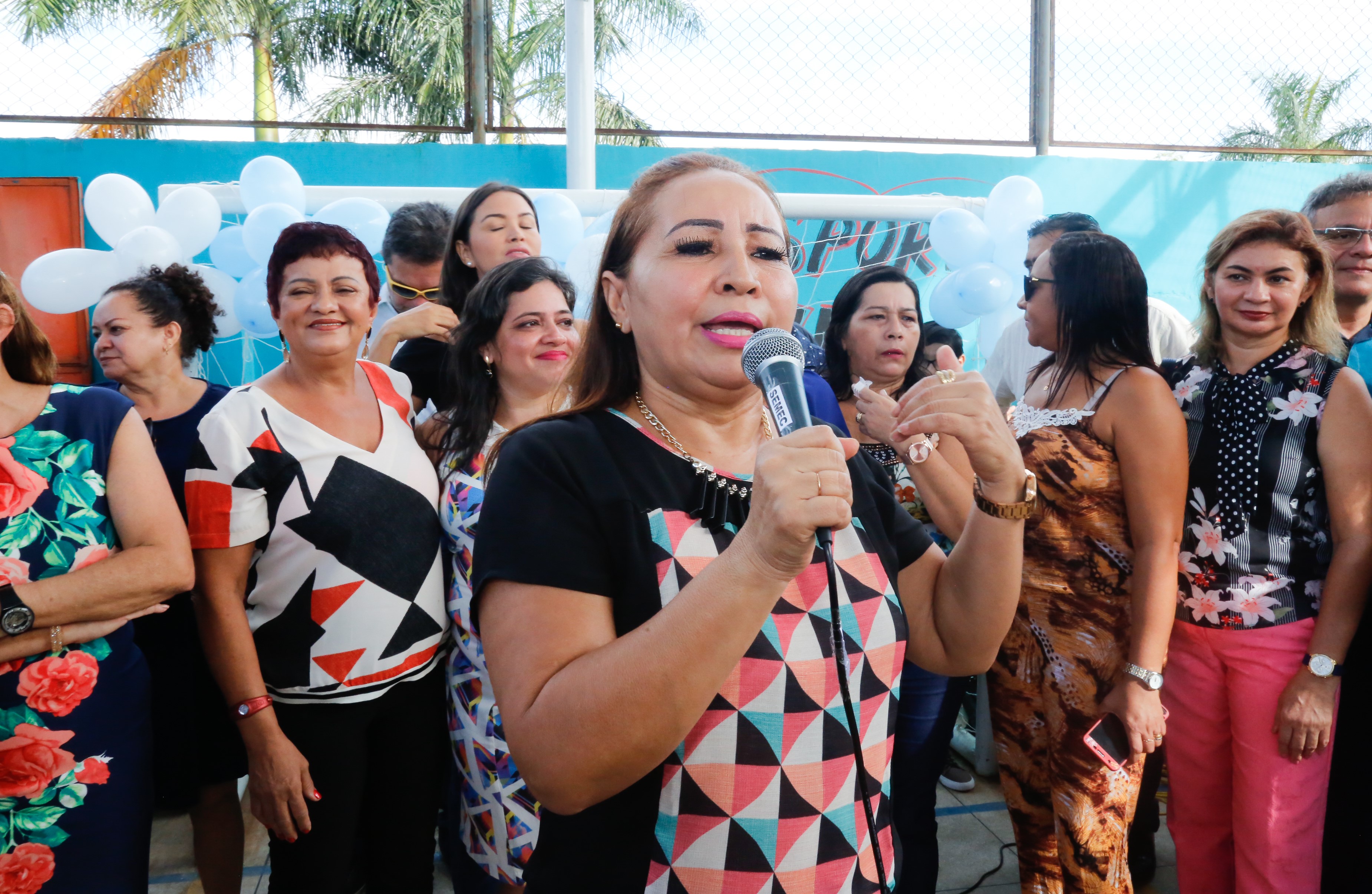 Alunos da rede municipal recebem ônibus e novos uniformes