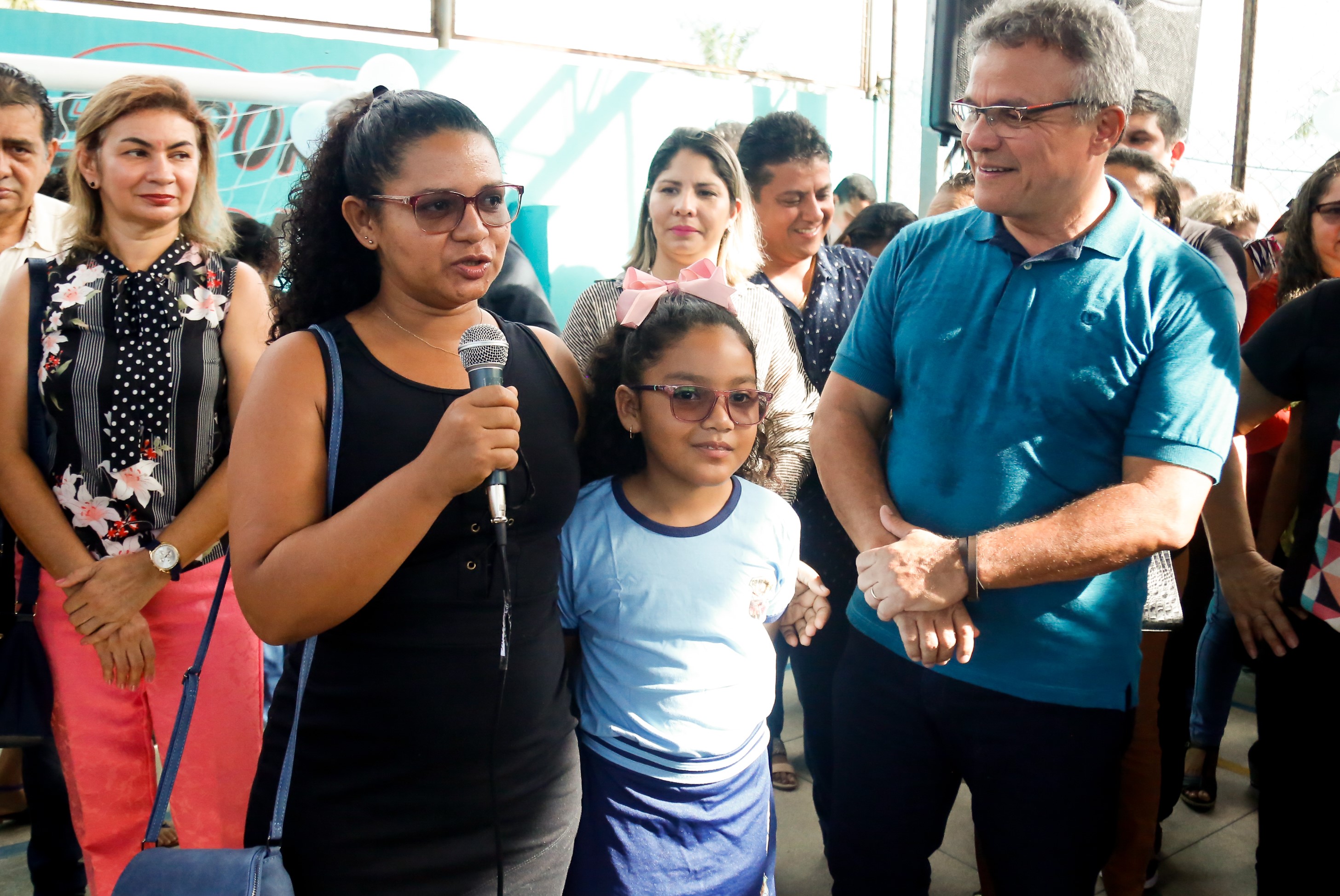 Alunos da rede municipal recebem ônibus e novos uniformes