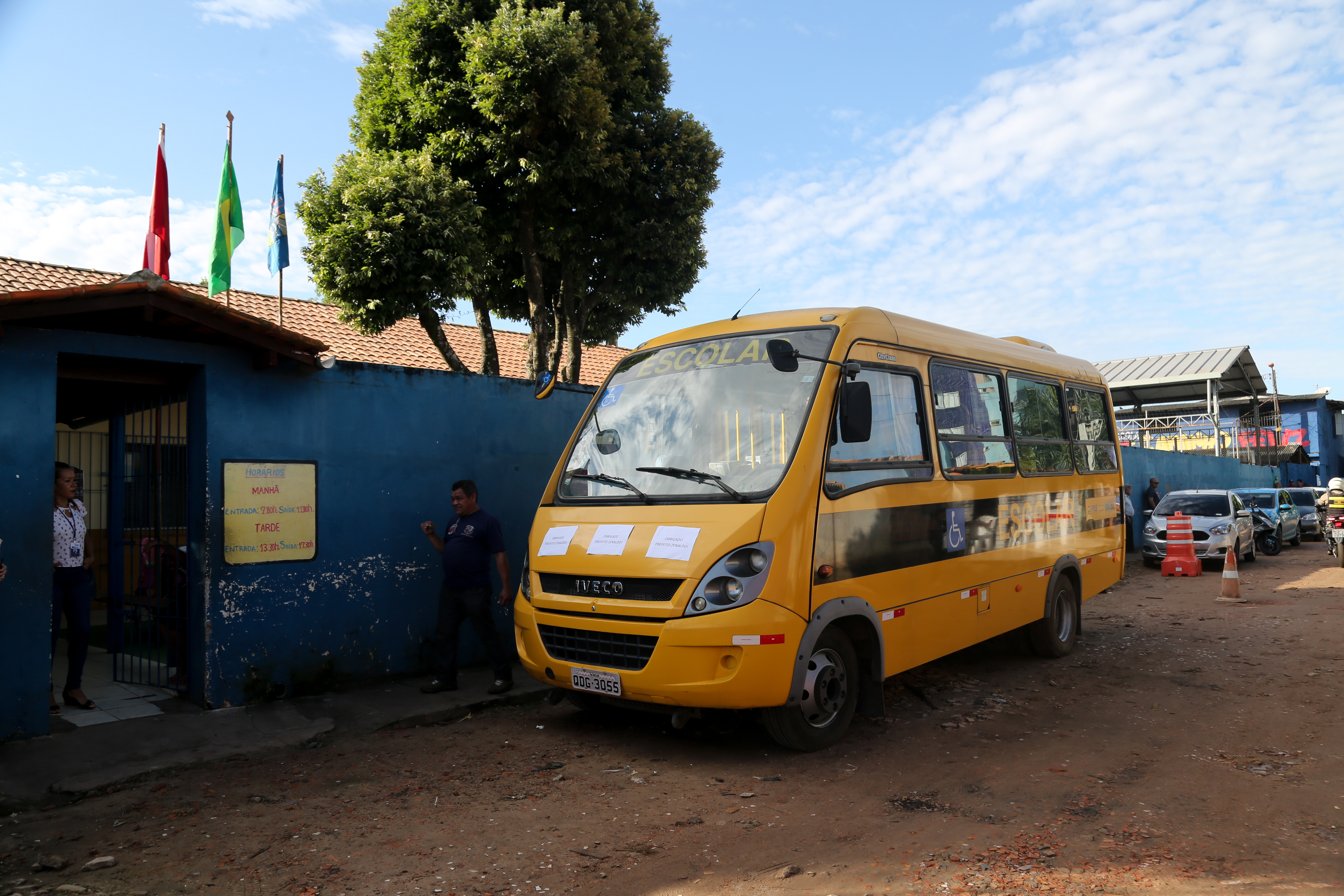 Alunos da rede municipal recebem ônibus e novos uniformes